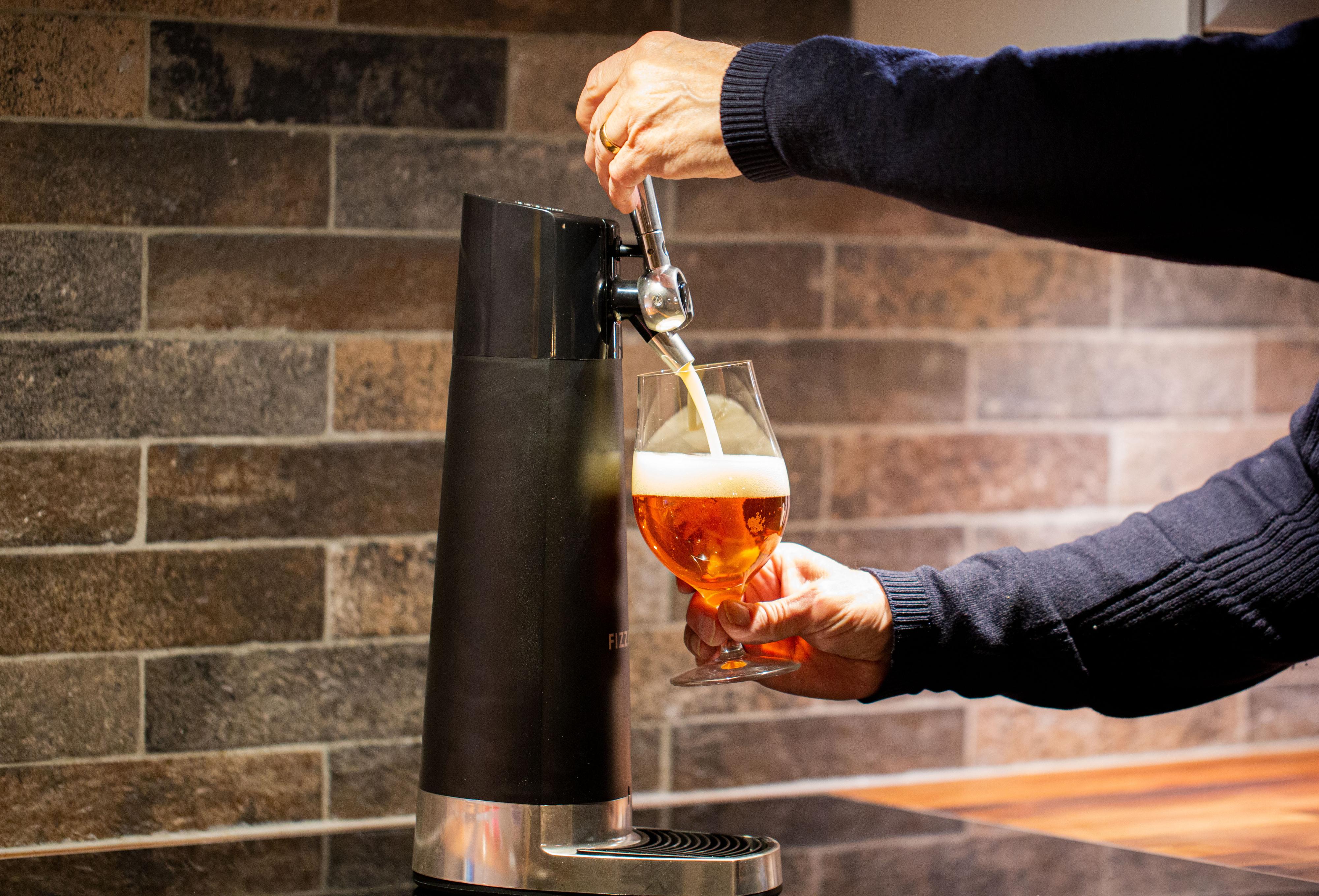 Etter omtrent 2/3 av ølen er i glasset bytter du til å dytte håndtaket vekk fra deg. Da aktiveres maskinens «lydbølge»-system, som skaper et enormt skumhode på toppen av ølen. 