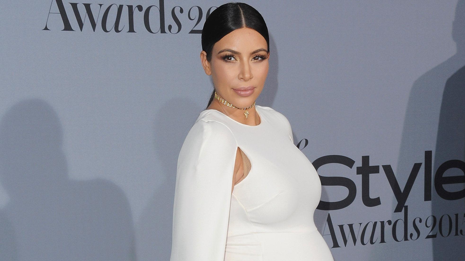 VALENTINO: Kim Kardashian stilte på Instyle Awards iført en åletrang hvit Valentino-kjole og høye gullhæler. Foto: Getty Images