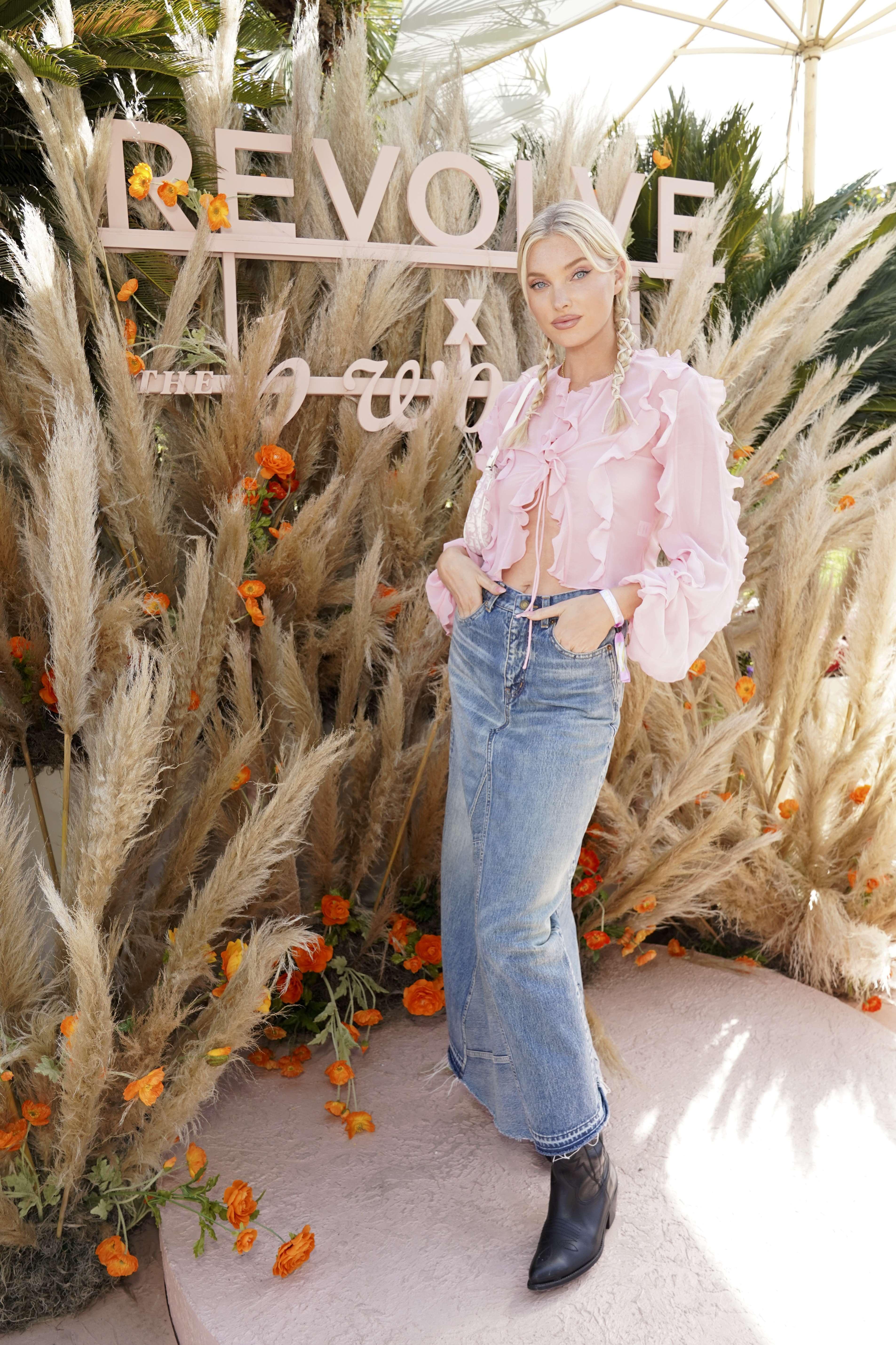 MAXISKJØRT: Den svenske modellen Elsa Hosk kombinerte sin rosa bluse med volanger sammen med et maxiskjørt i denim. Den yndige looken ble toppet med fletter. Legg også merke til cowboybootsene – en favoritt blant mange under festivaler.