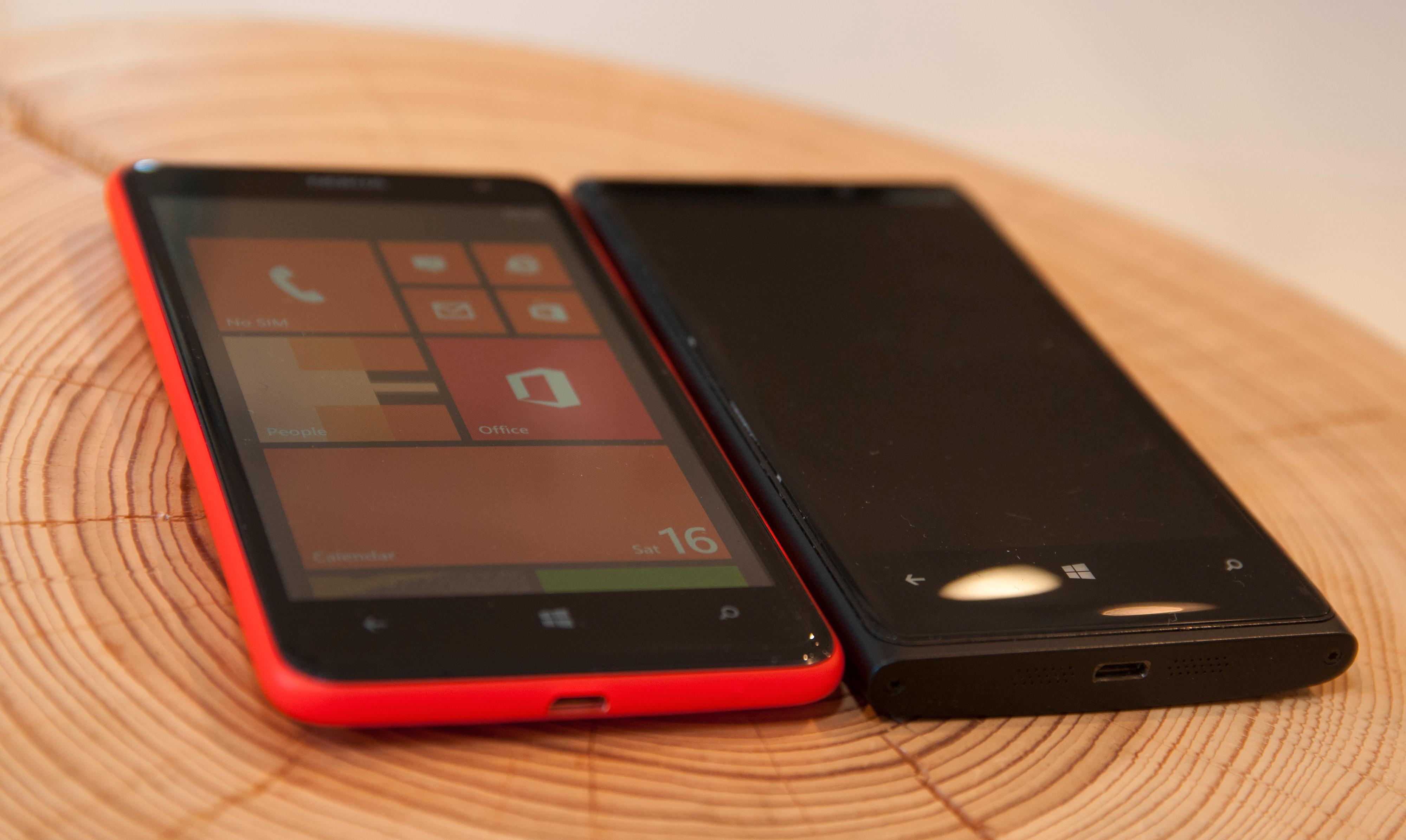 Nokia Lumia 625 ved siden av Lumia 920. Lumia 920 har 4,5 tommers skjerm.Foto: Finn Jarle Kvalheim, Amobil.no