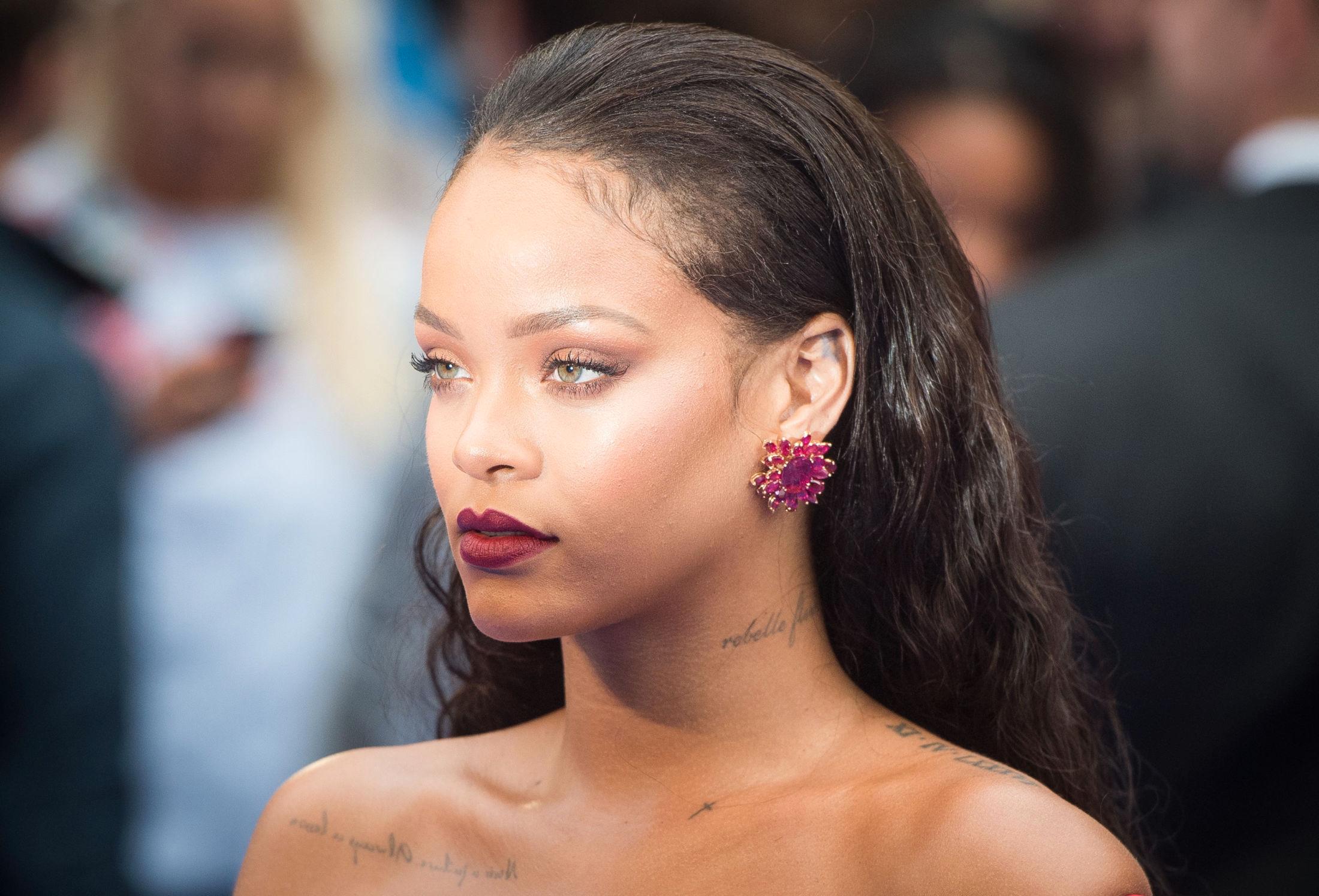 MULTITALENT: Rihanna fortsetter å bygge ut CV-en. I tillegg til å være artist, skuespiller og designer, kan hun nå skryte av eget sminkemerke. Foto: Getty Images.