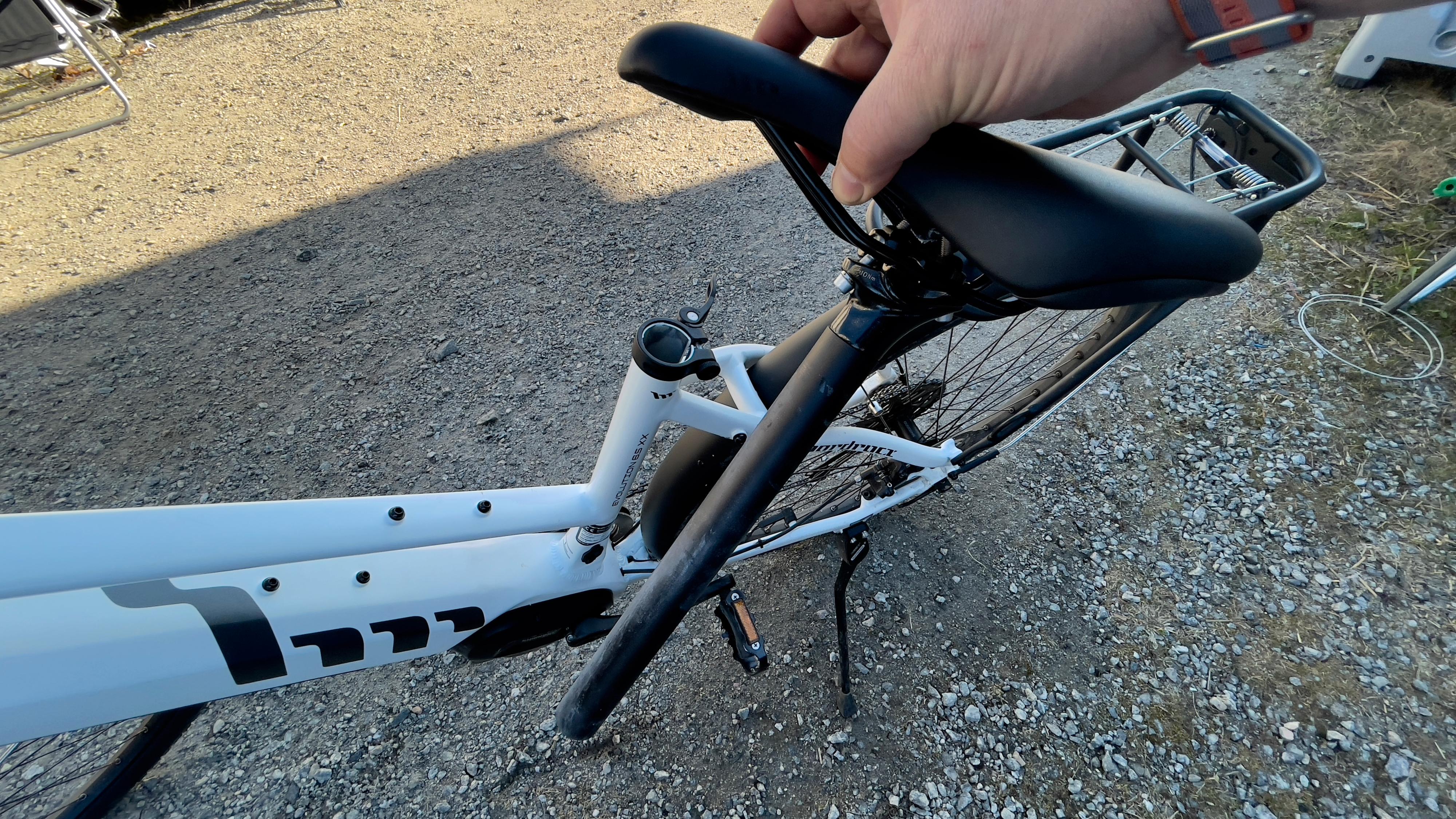 Når sykkelen er låst kan det være lurt å ta med seg salen og salpinnen. Disse er som regel enkle å løsne. 