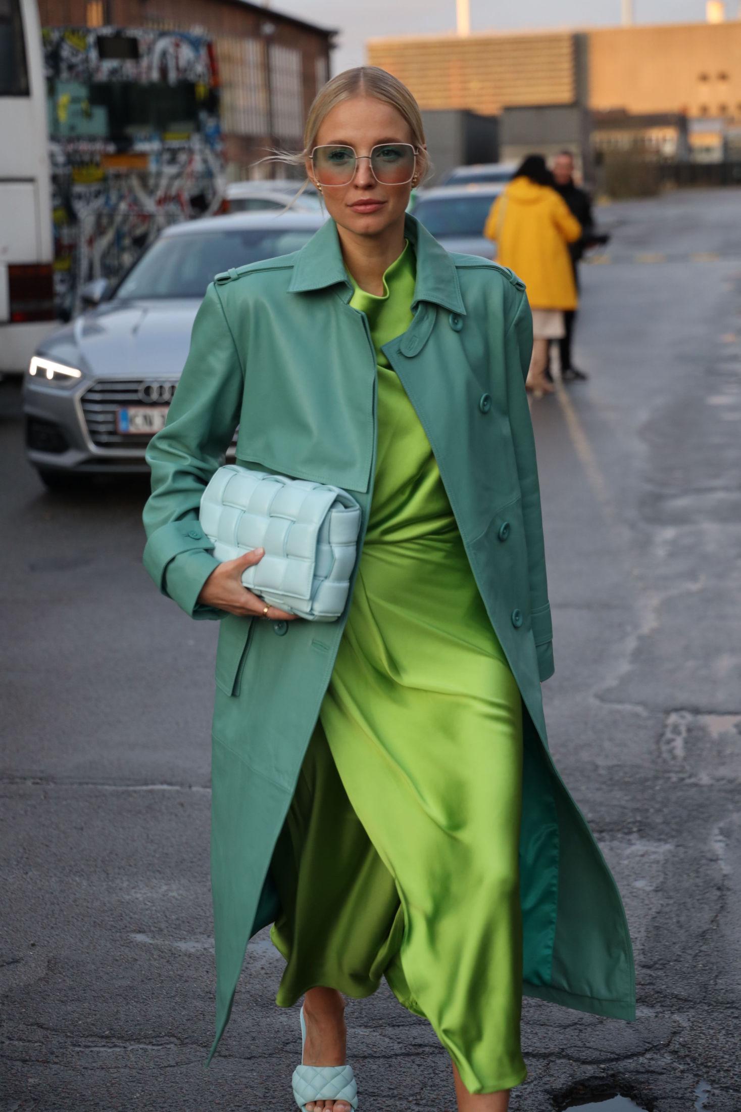 LUKSUSDETALJER: Leonie Hanne Det grønne antrekket med kombinert med veske og sko fra Bottega Veneta. Foto: MinMote.