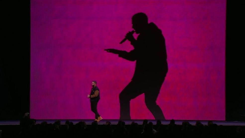 Drake kom på scenen og skrøt hemningsløst av Connect.