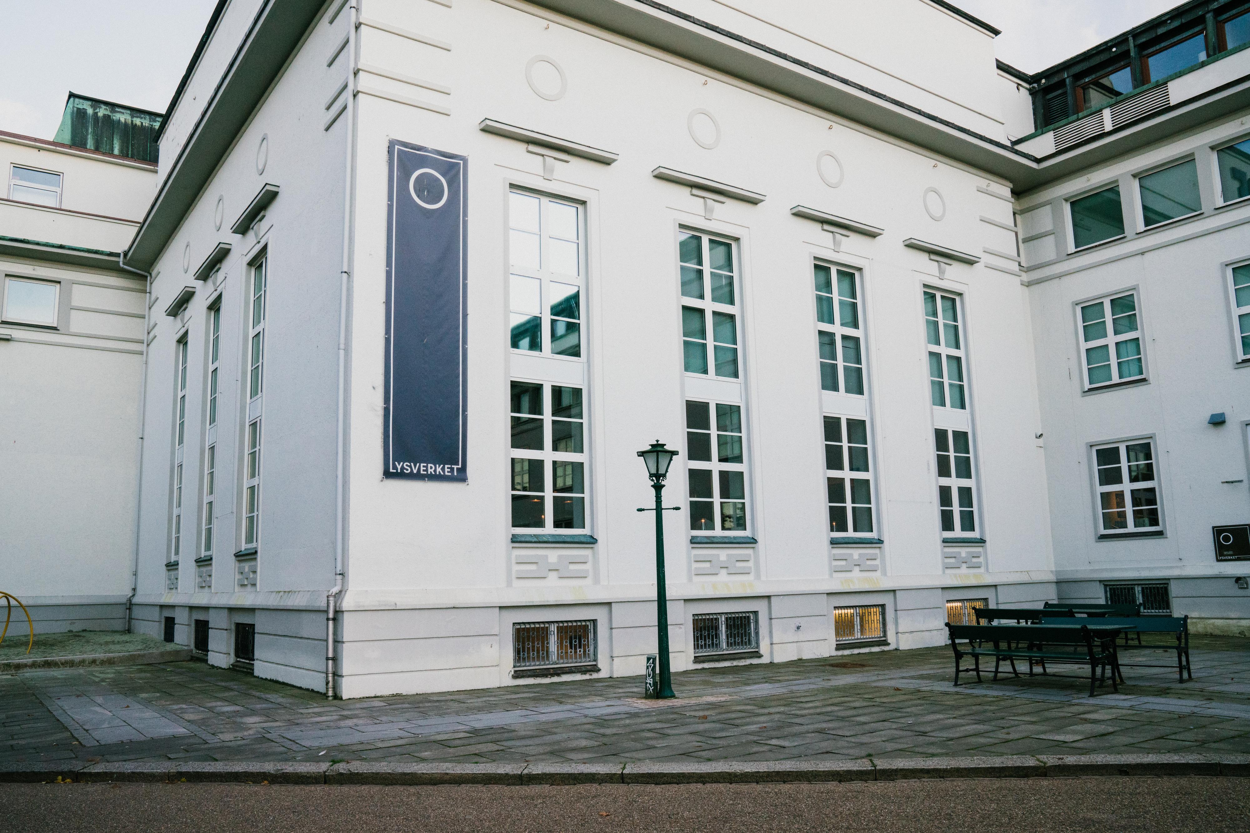 Restauranten ligger inne på kunstmuseet Kode 4, med utsikt over Rasmus Meyers Allé, Lille Lungegårdsvannet, Festplassen, Fjellsiden og Fløyen.