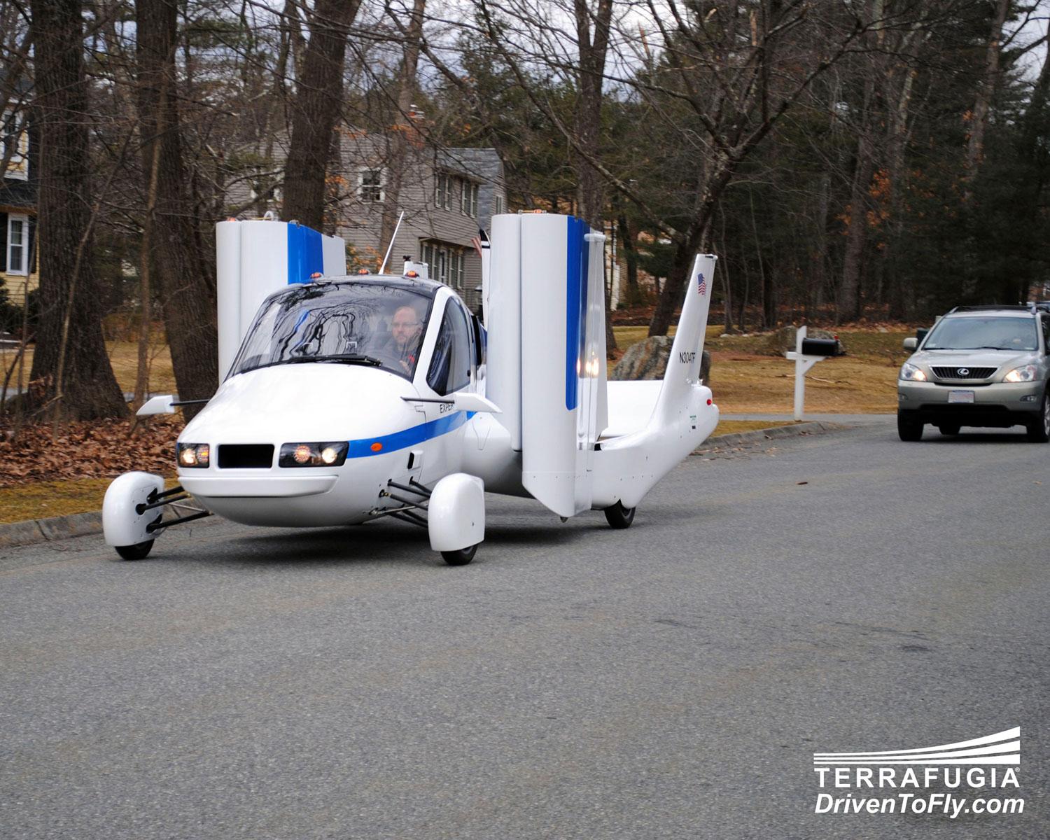 PÅ VEIEN: Den flyvende bilen skal være fullt mulig, og lovlig, å ta ut på vanlige veier.Foto: Terrafugia.com