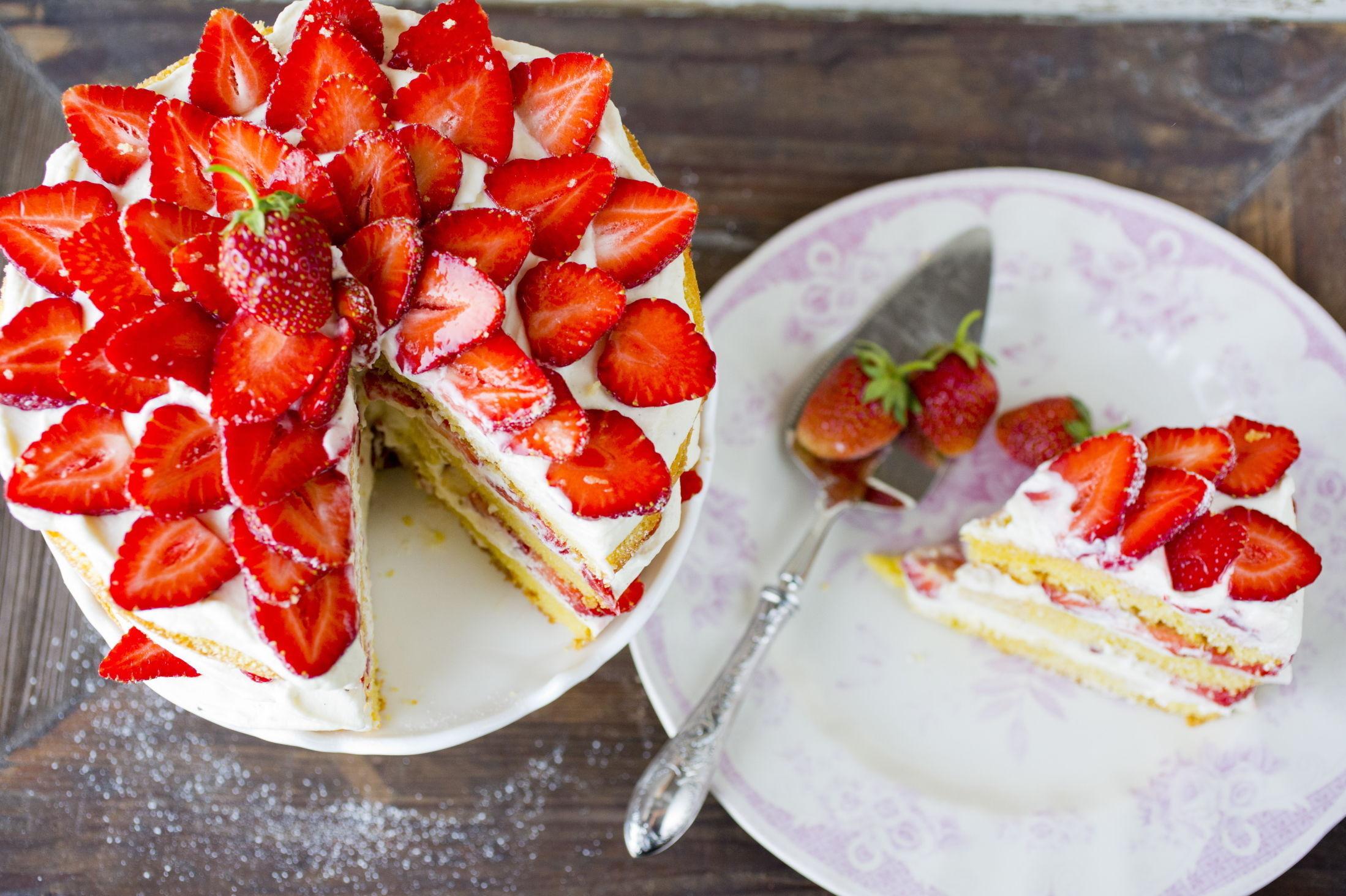 LEKKERT: Sukkerbrød, krem og norske jordbær - vips, så har du en lekker kake til kaffen. Foto: Sara Johannessen / VG