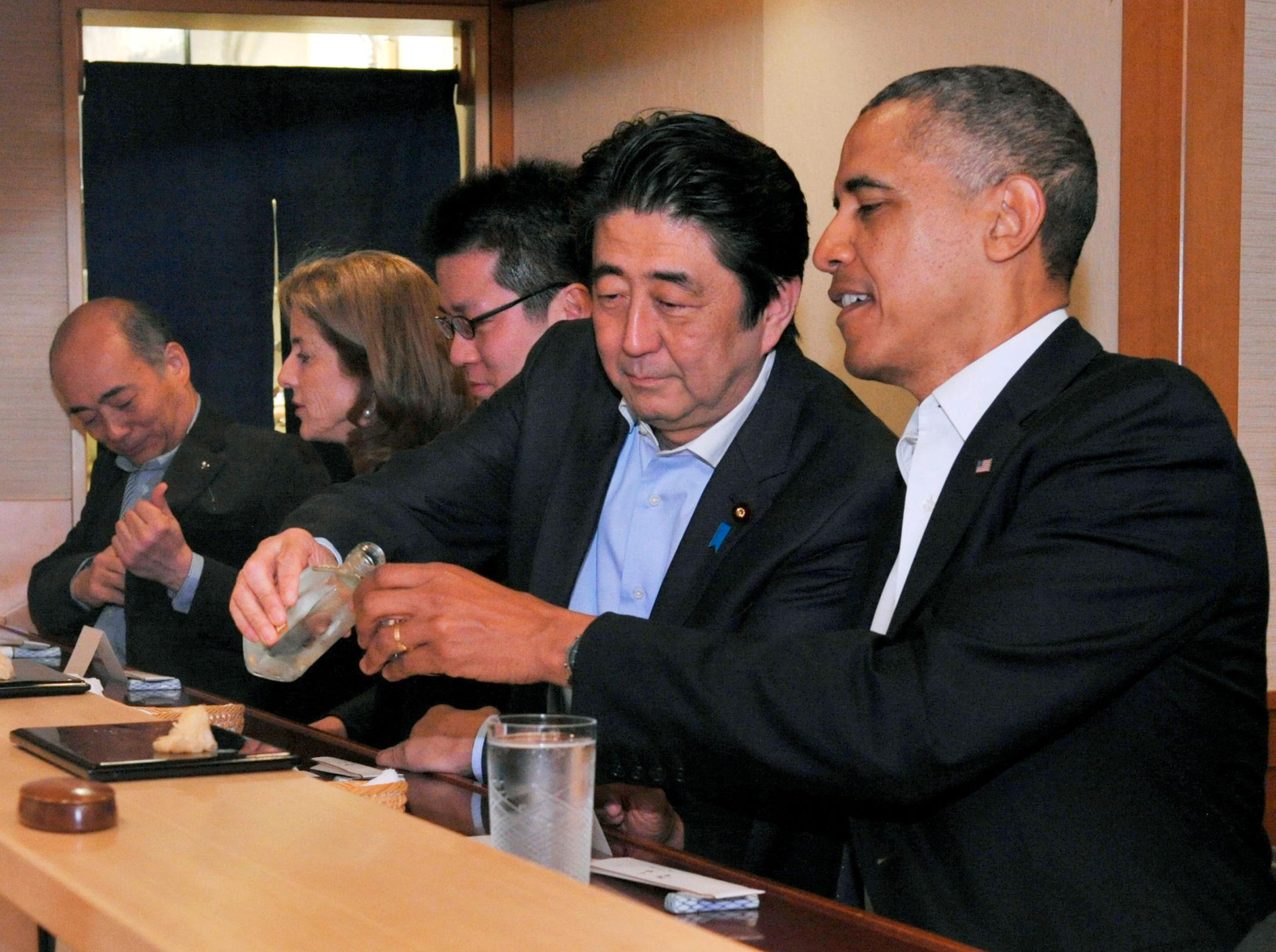 KJENTE GJESTER: Den japanske statsministeren Shinzo Abe tok med Barack Obama på et bedre måltid på Jiro Sushi i 2014. Foto: Cabinet Public Relation office/Reuters