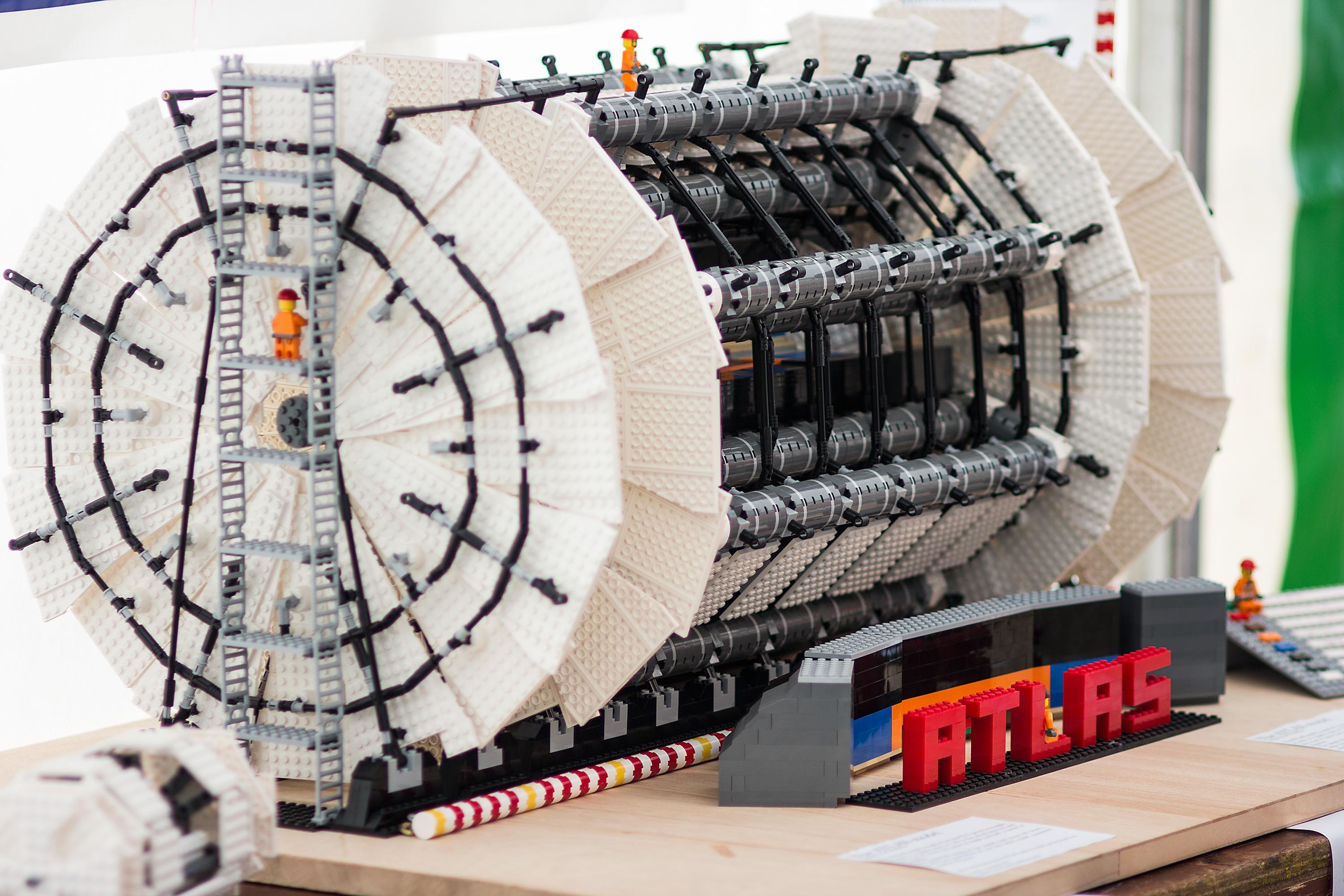 Den aller største detektoren i LHC-ringen, ATLAS, var med sin sentrale plassering og imponerende størrelse en av helgens største attraksjoner. Den var også ett av ytterst få områder som av sikkherhetsgrunner var avstengt for offentligheten, og man måtte ha billett for å få komme inn. Mens man ventet på tur, eller som trøst for de som ikke fikk lov til å besøke den, kunne man imidlertid tusle innom ett av teltene som var satt opp utenfor og bygge sin egen Lego-ATLAS.Foto: Varg Aamo, Hardware.no