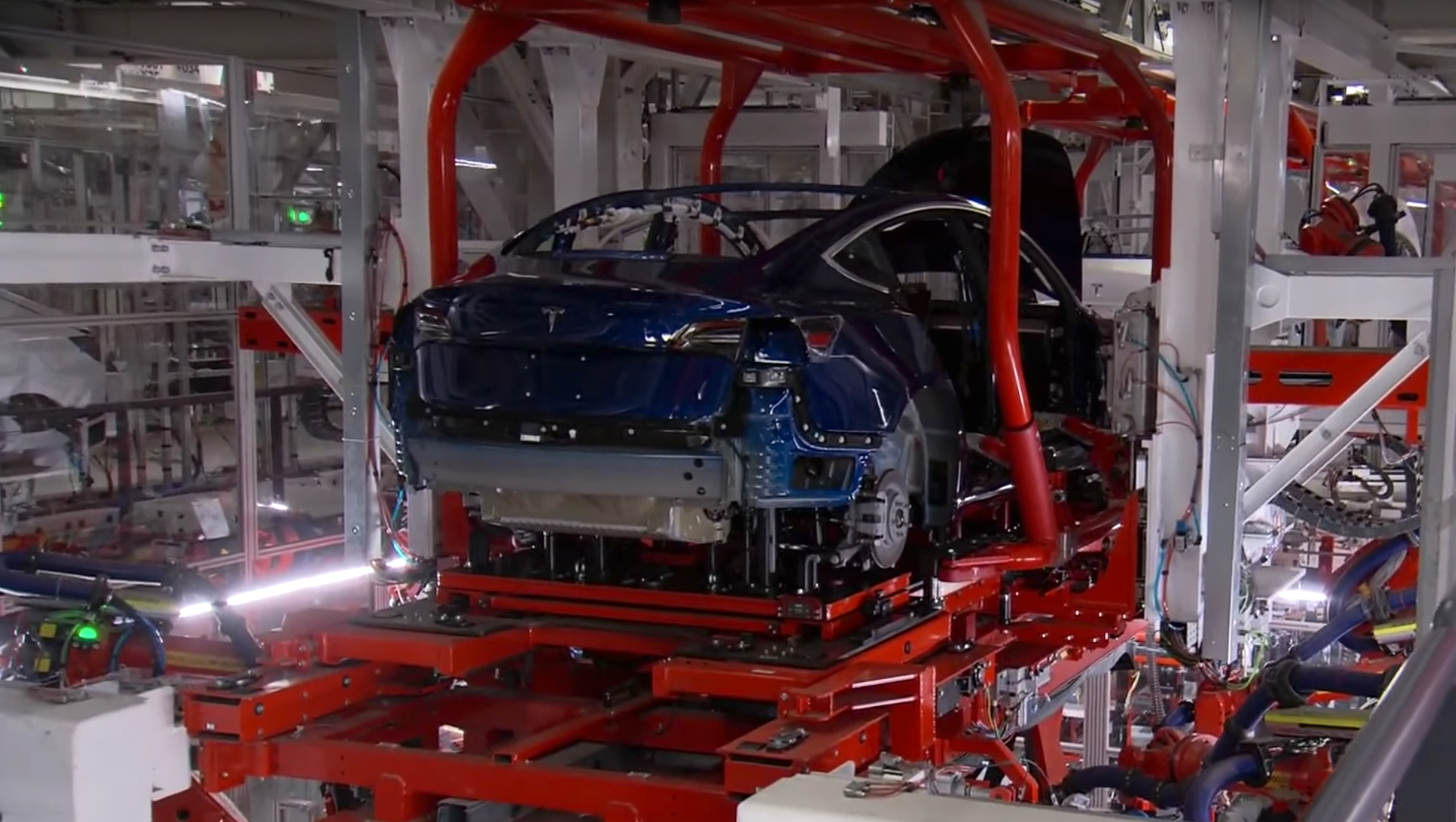 Tesla-sjef Elon Musk ga CBS This Morning et innblikk i produksjonslinja for Model 3 denne uken.