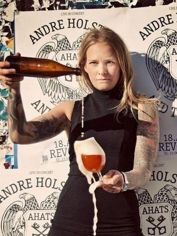 EKSPERT: Linda Merete Skogholt driver BRUS Bar i Oslo, og er International Beer Sommelier. Foto: Privat