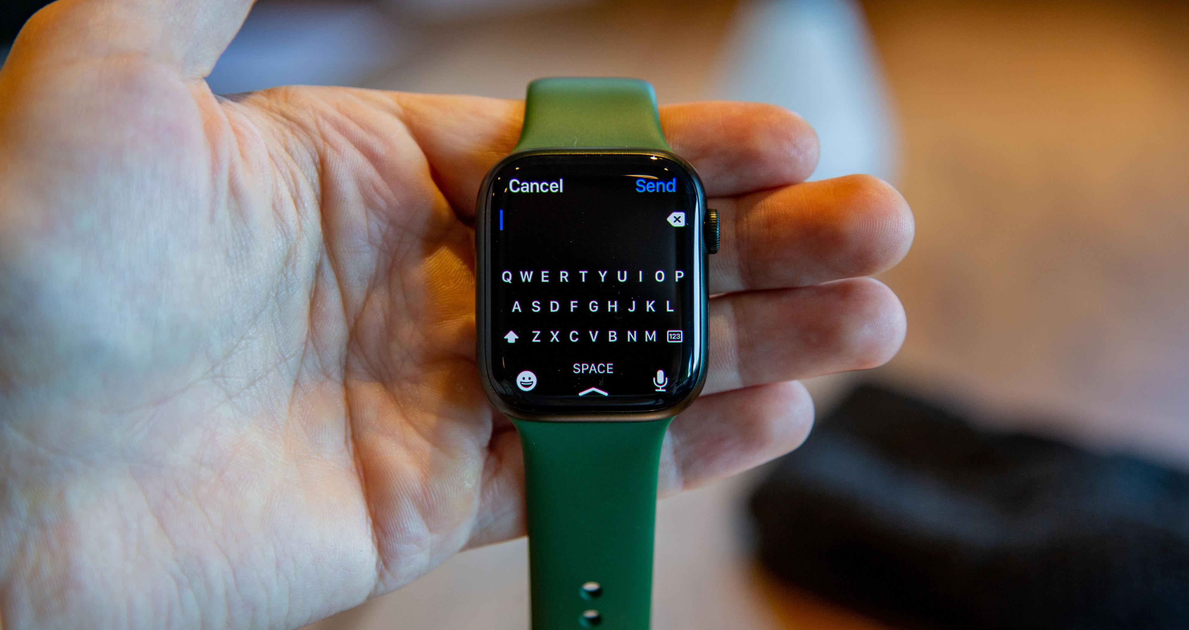 Det er nå støtte for et eget tastatur på Apple Watch, dog ikke på alle språk, hvor du kan sveipe deg rundt med fingeren for å skrive. På engelsk fungerer det ganske greit, men ikke noe du vil skrive lange meldinger med. 