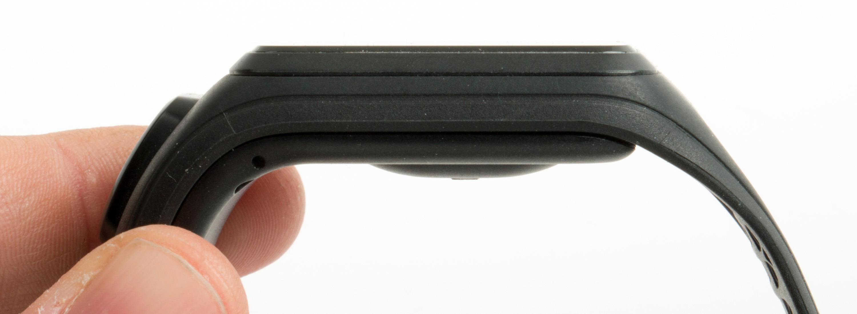 TomTom Spark Cardio er forholdsvis slank til GPS-klokke å være. Den lille kulen på undersiden inneholder pulsmåleren.
