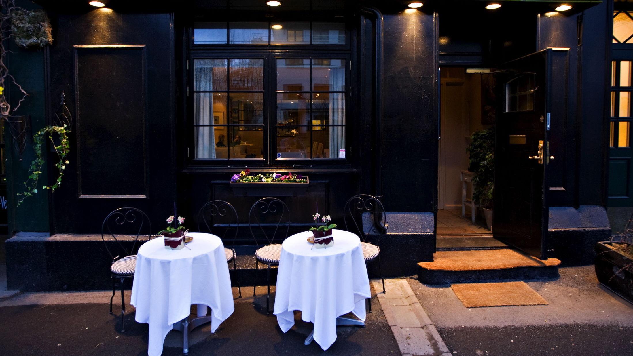ROMANTISK?: Små runde bord, duker, levende lys. Hva ser du etter når du skal velge en romantisk restaurant? Foto:Eivind Griffith Brænde/VG