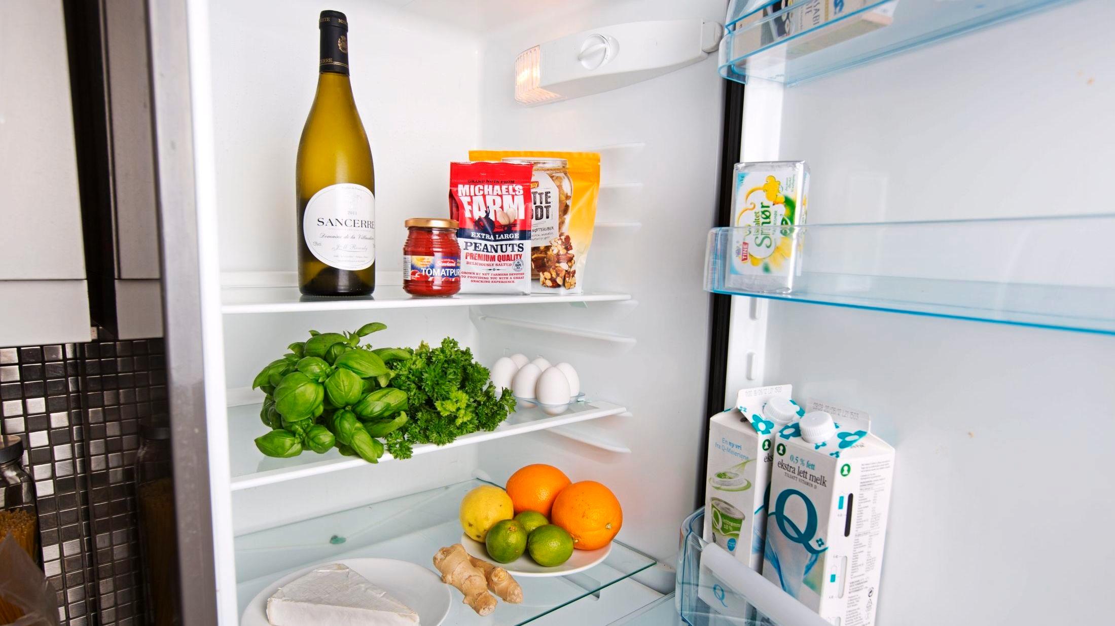 KALDEST I MIDTEN: Melk i døren på kjøleskapet er ikke nødvendigvis det beste stedet å ha den