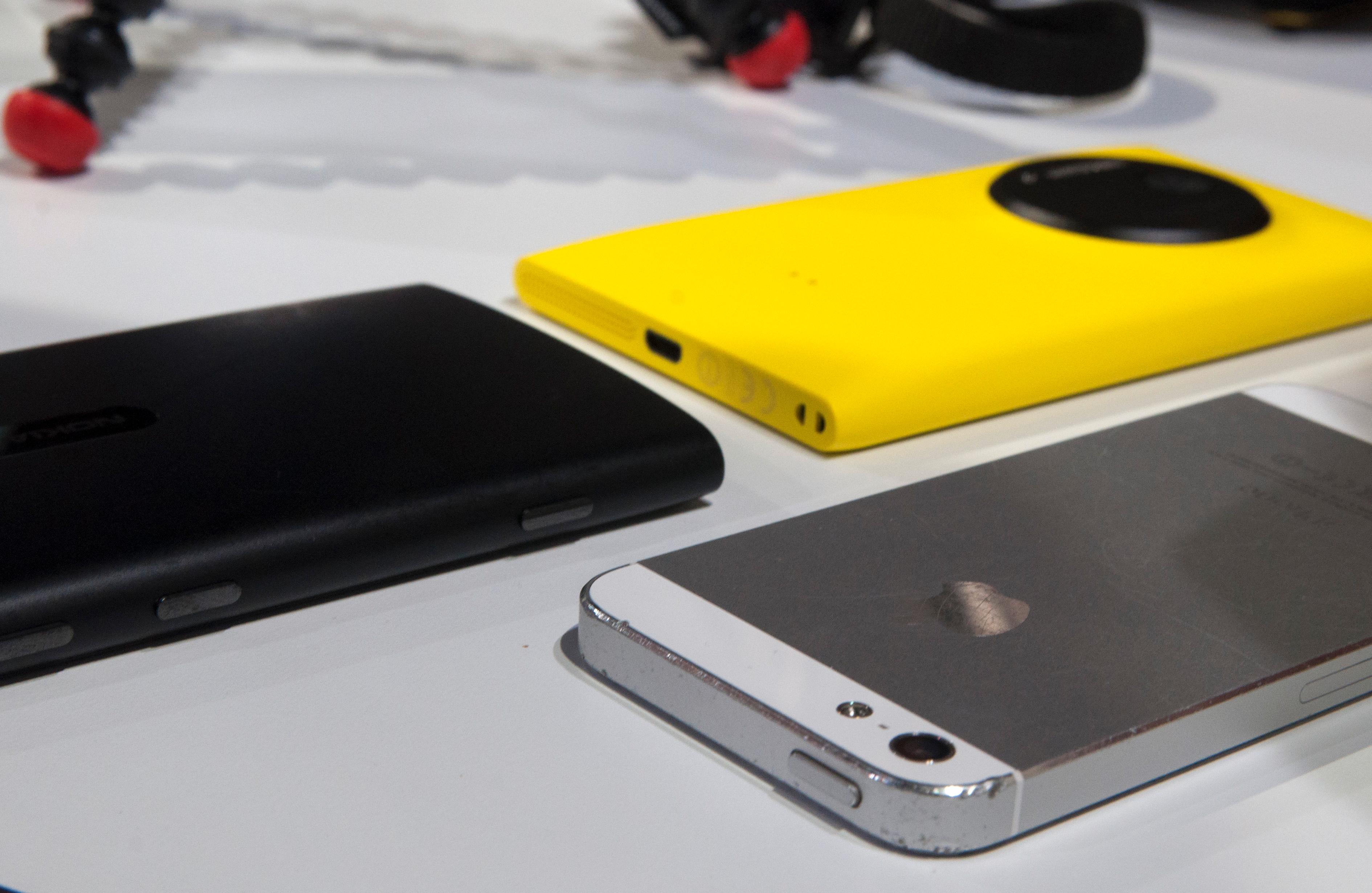 Lumia 920, Lumia 1020 og Apple iPhone 5.Foto: Finn Jarle Kvalheim, Amobil.no