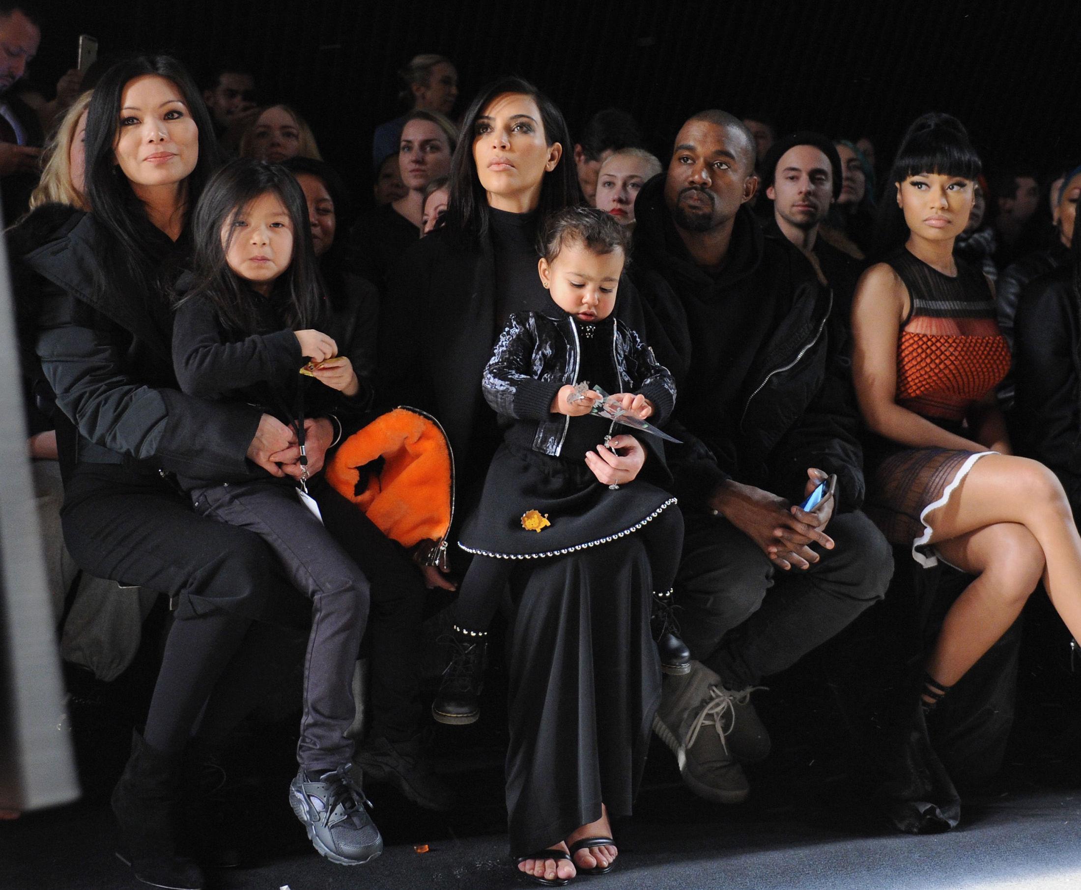 KJENDISFAVORITT: Alexander Wang har lenge vært en klar kjendisfavoritt. Kim Kardashian, Kanye West, North West, Aila Wang og Nicky Minaj på første rad under Wangs show i 2015. Foto: Getty Images