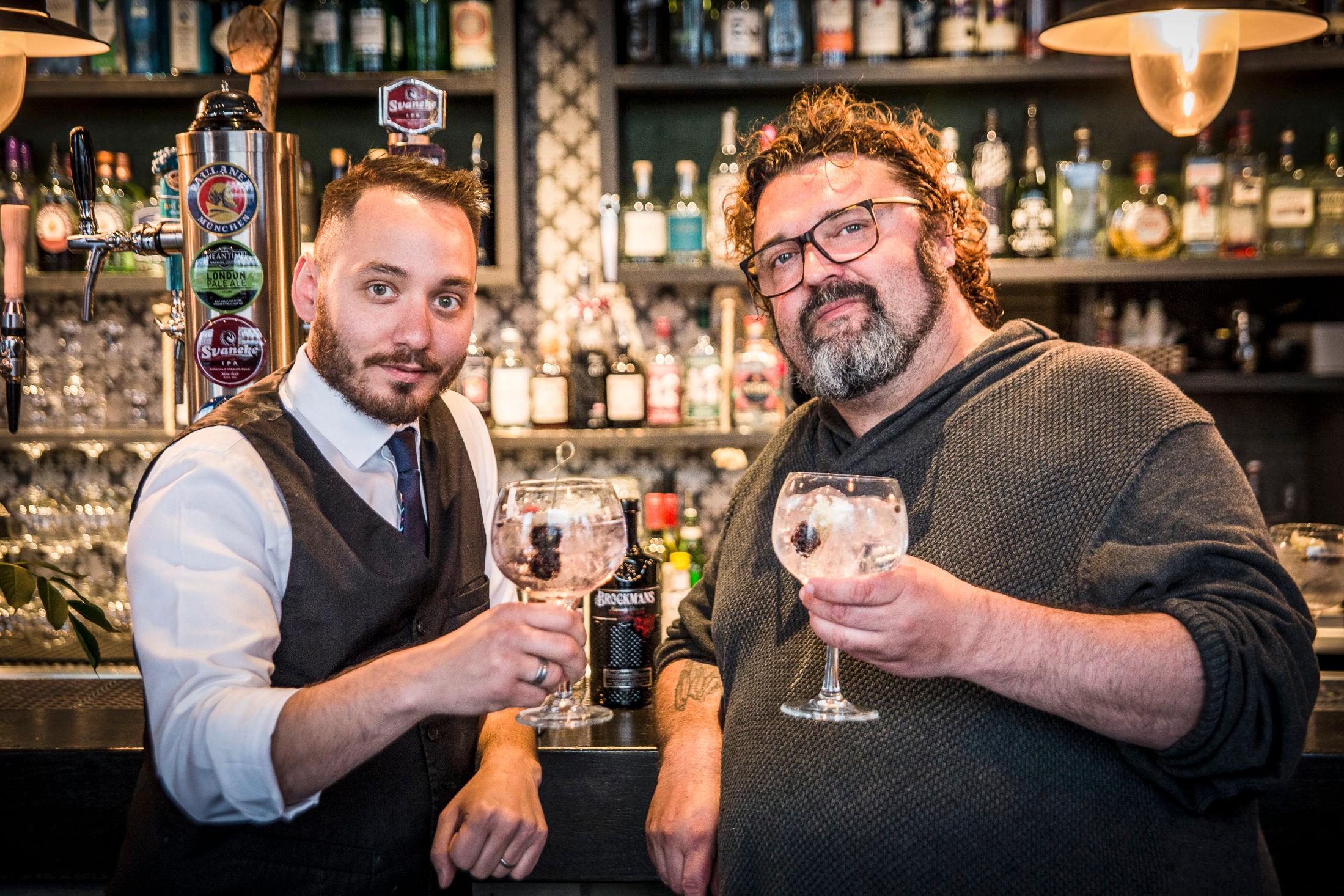 GIN-VENNER: Erkan Yelkenci og Hans-Erik Dyvik Husby deler den samme lidenskapen for gin. Foto: Tommy Strømmen