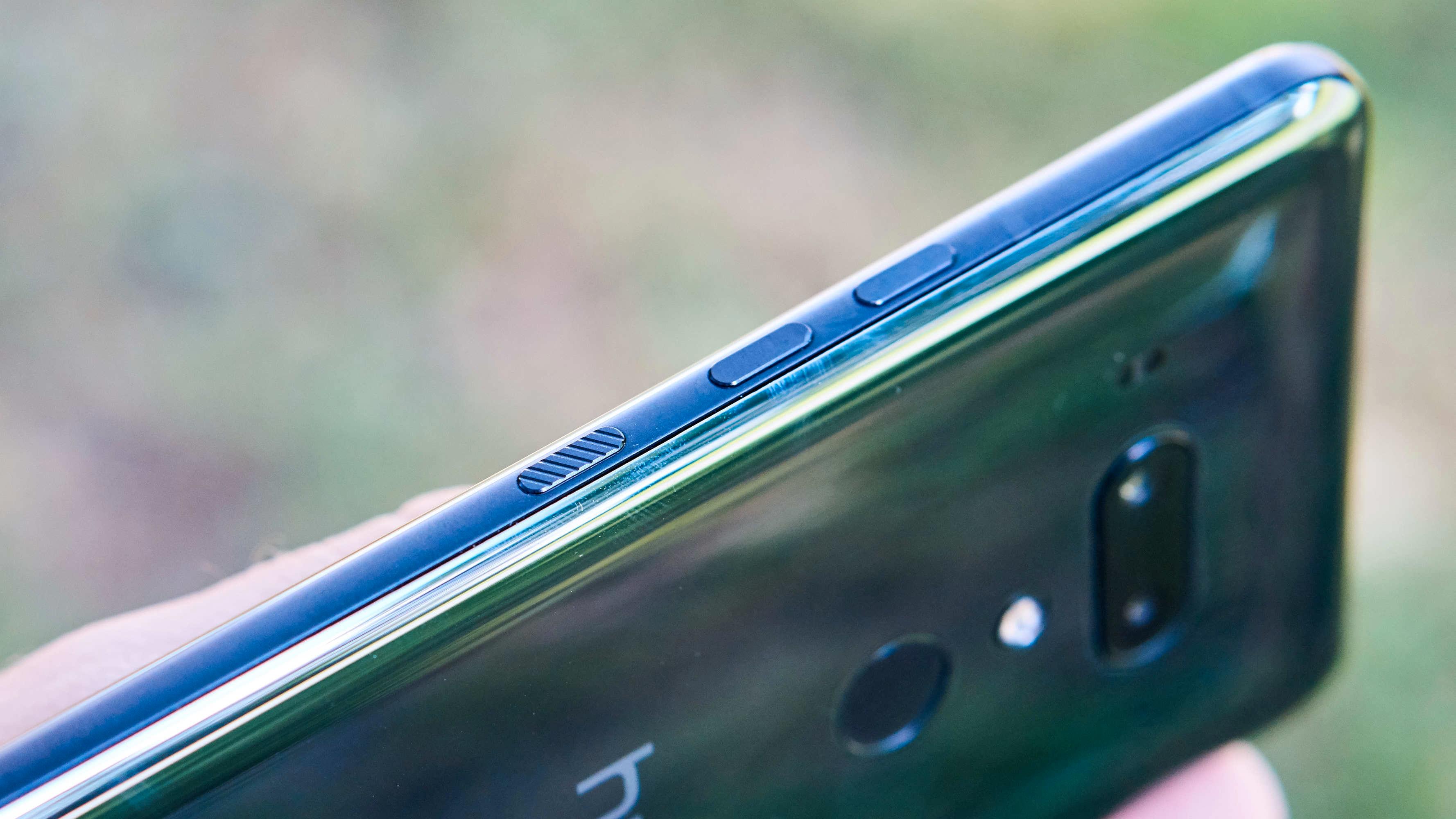 HTC U12+ har jukseknapper på siden. Disse er ikke faktiske knapper, men trykkfølsomme områder på telefonen. Meizu har valgt en liknende løsning for Zero.