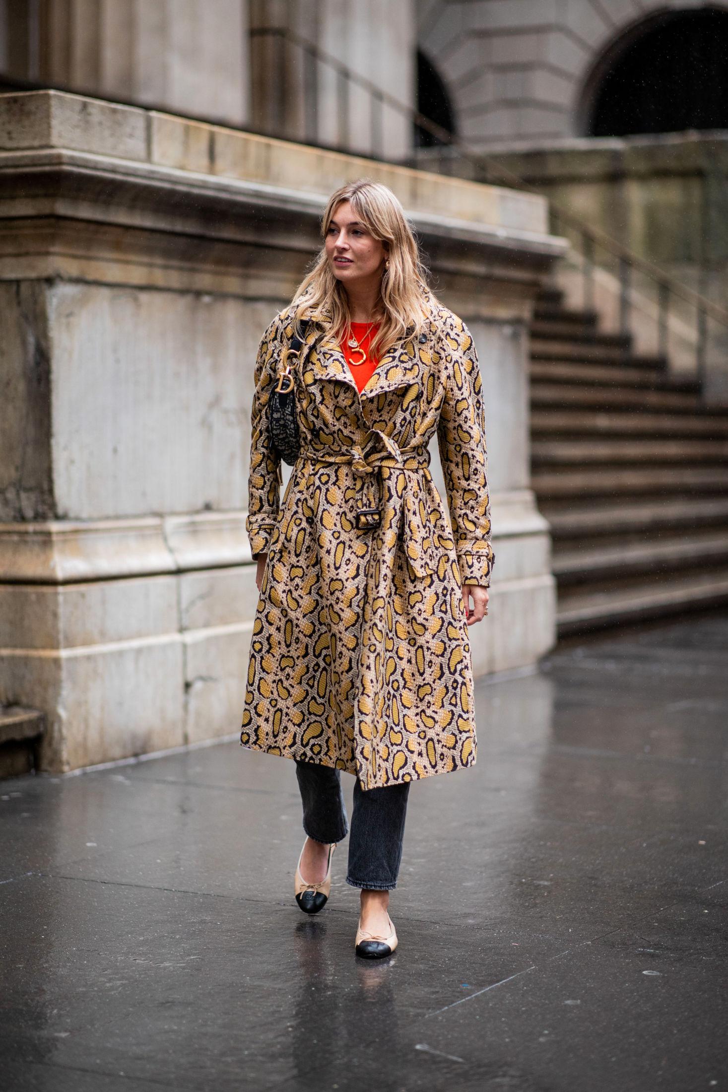 DYRISK: Dyremønster er i vinden denne høsten. Her er Camille Charriere kledd i en frekk trenchcoat under New York Fashion Week. Foto: Getty Images.