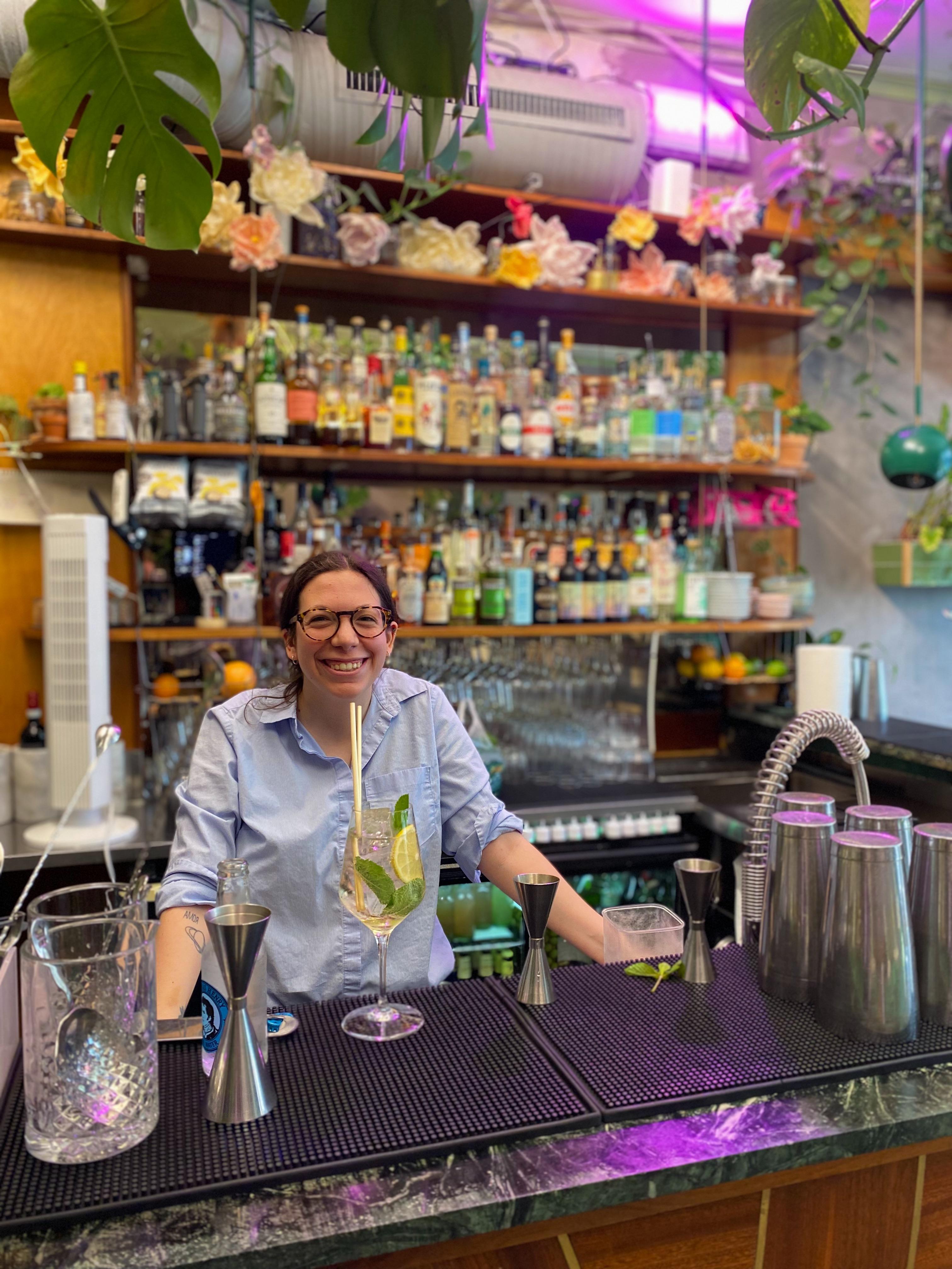ITALIENER: Francesca Farisco er bartender ved cocktailbaren Torggata Botaniske i Oslo. Her med en Hugo Spritz.