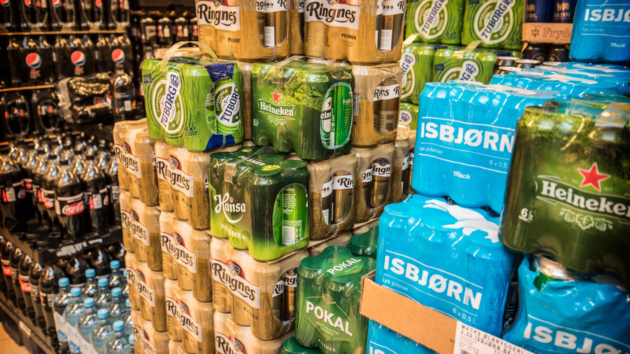 PLASTHAV: Emballasjen rundt øl og brus er i stor grad plast og litt papp. Nå kommer det nye løsninger. Foto: Mattis Sandblad/VG