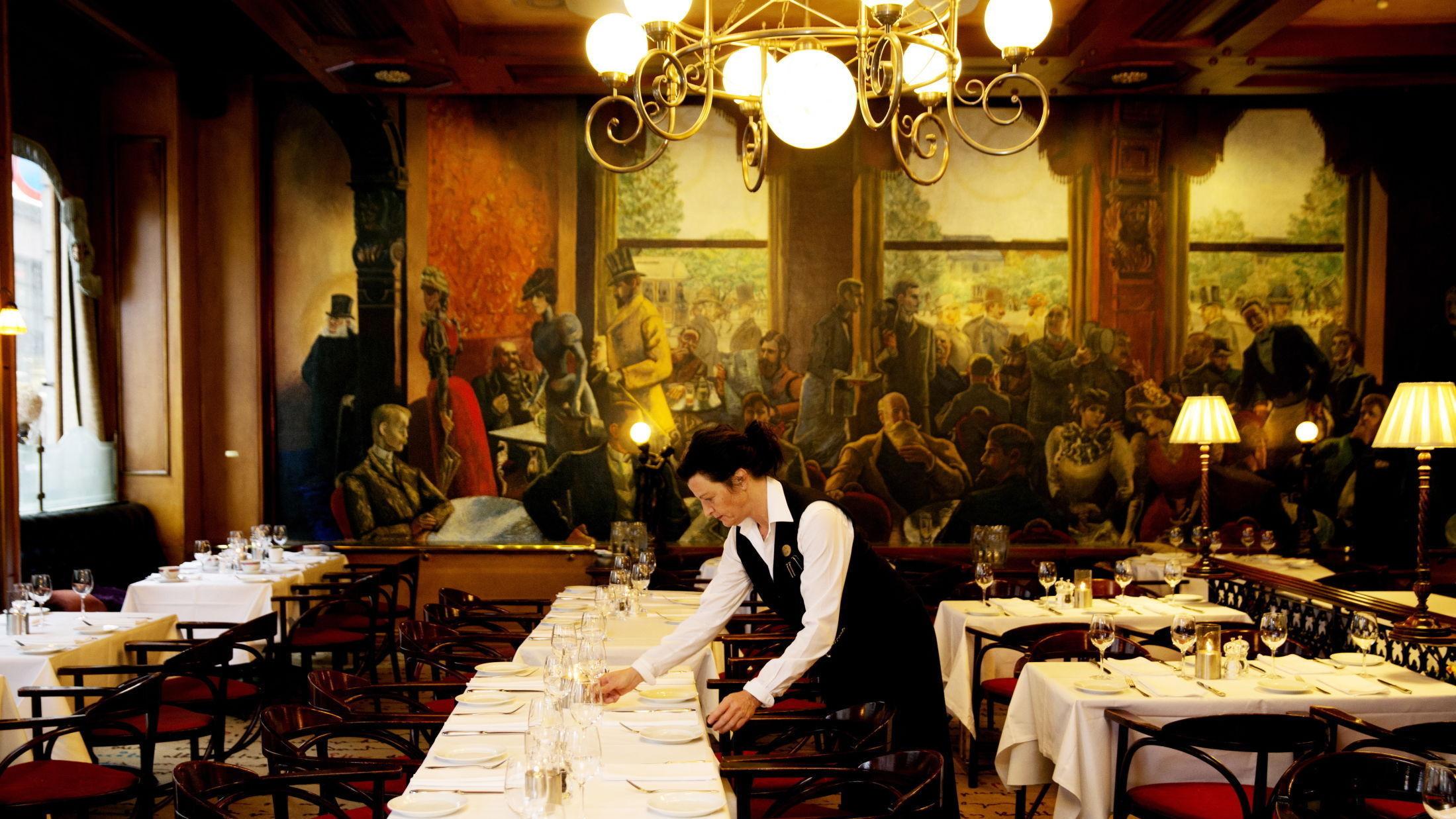 TRADISJONSRIKT: Mang en stor forfatter har fått servert frokost ved Grand Café i Karl Johans gate i Oslo. En rekke av dem er avbildet i Per Kroghs berømte maleri som pryder den ene veggen i lokalet. Foto: Janne Møller-Hansen/VG