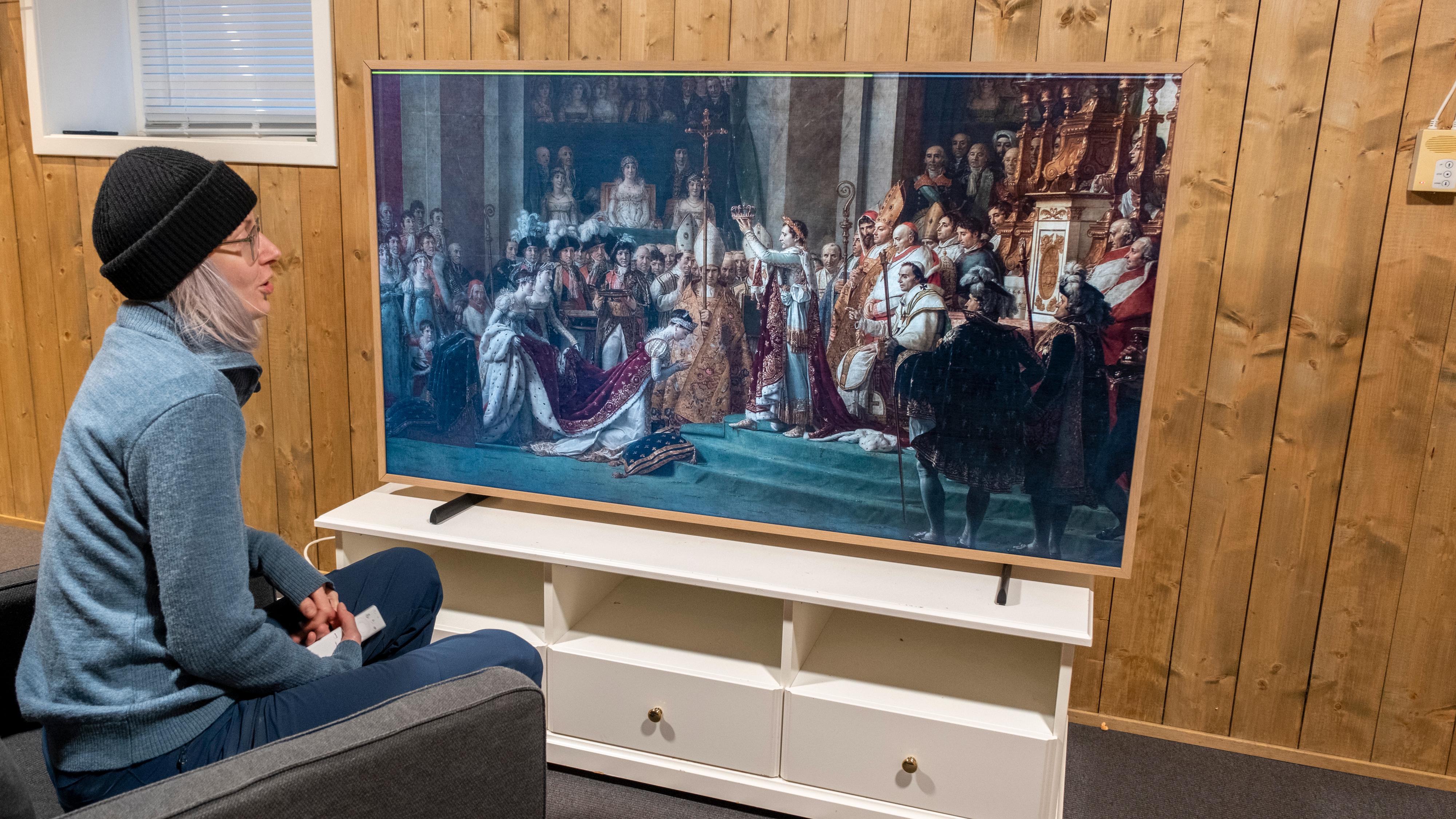 Vilde i Tek er også utdannet kunsthistoriker. Her sjekker hun innholdet i tjenesten til Samsung. På skjermen: Jacques-Louis David, «The Coronation of Napoleon» (1807). 