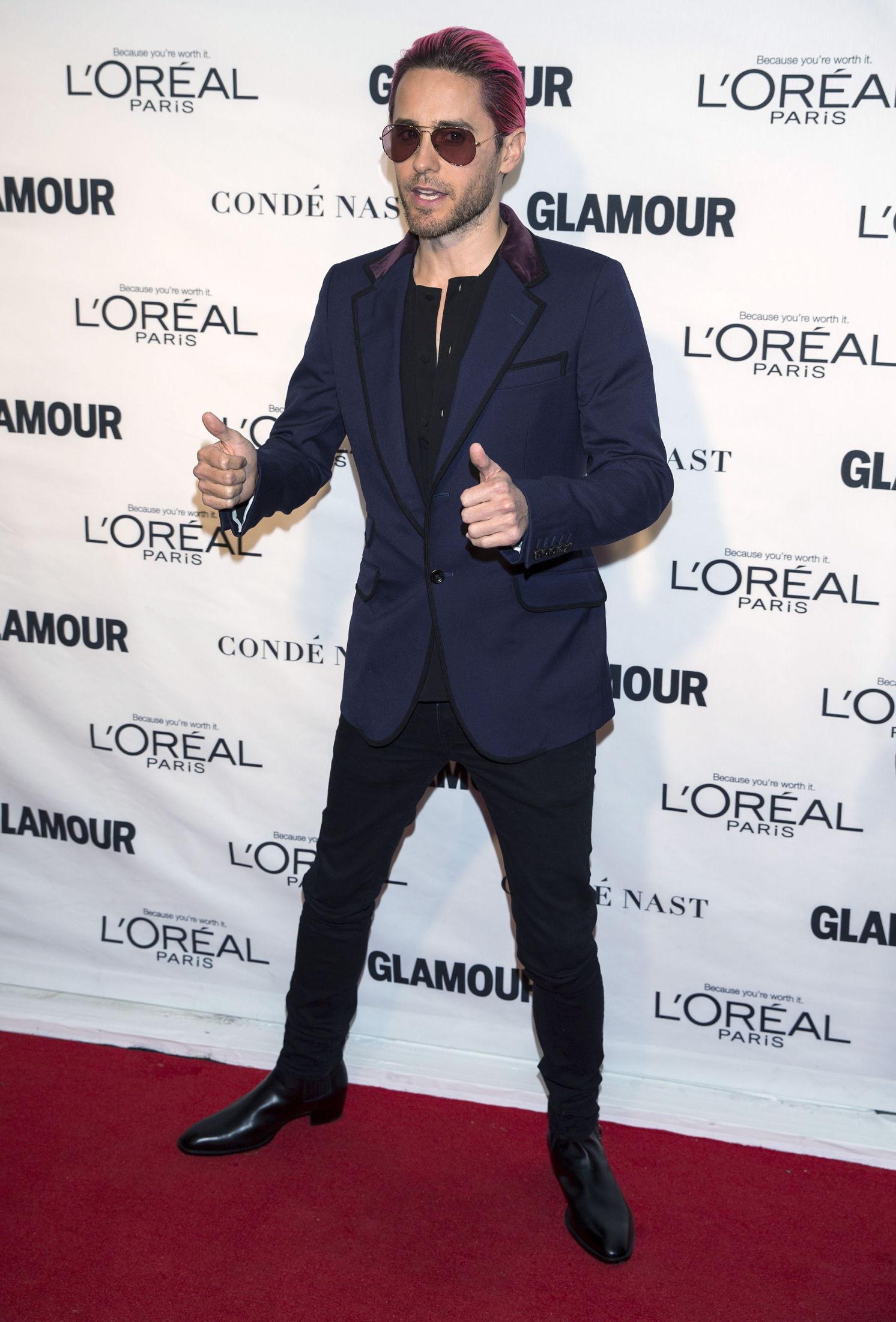 CASUAL: Skuespiller Jared Leto gikk for svarte jeans og en delvis oppkneppet, svart skjorte i stedet for dressen, og stilte i ekte kjendisstil med solbriller på den røde løperen.