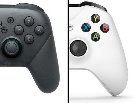 Nintendos Pro-kontroller til Switch til venstre, Xbox One-kontroller til høyre. Bygge bruker bokstaver for å merke knappene.