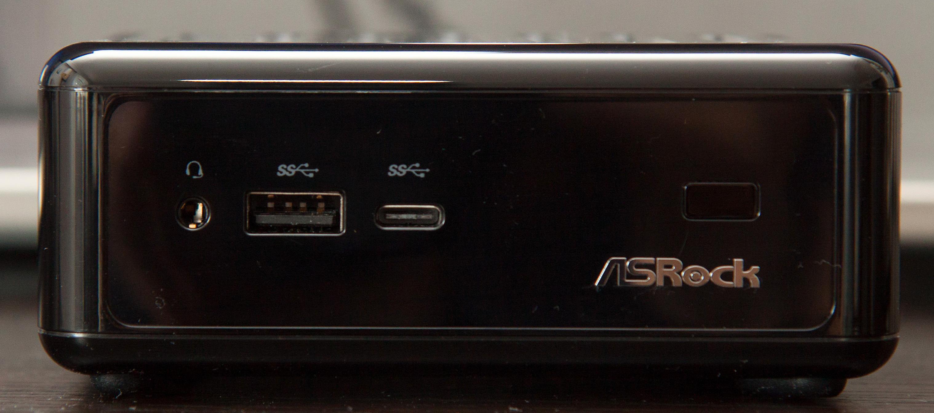 Foran er det både en vanlig USB 3.0-kontakt og en Type-C-kontakt. Foto: Kurt Lekanger, Tek.no