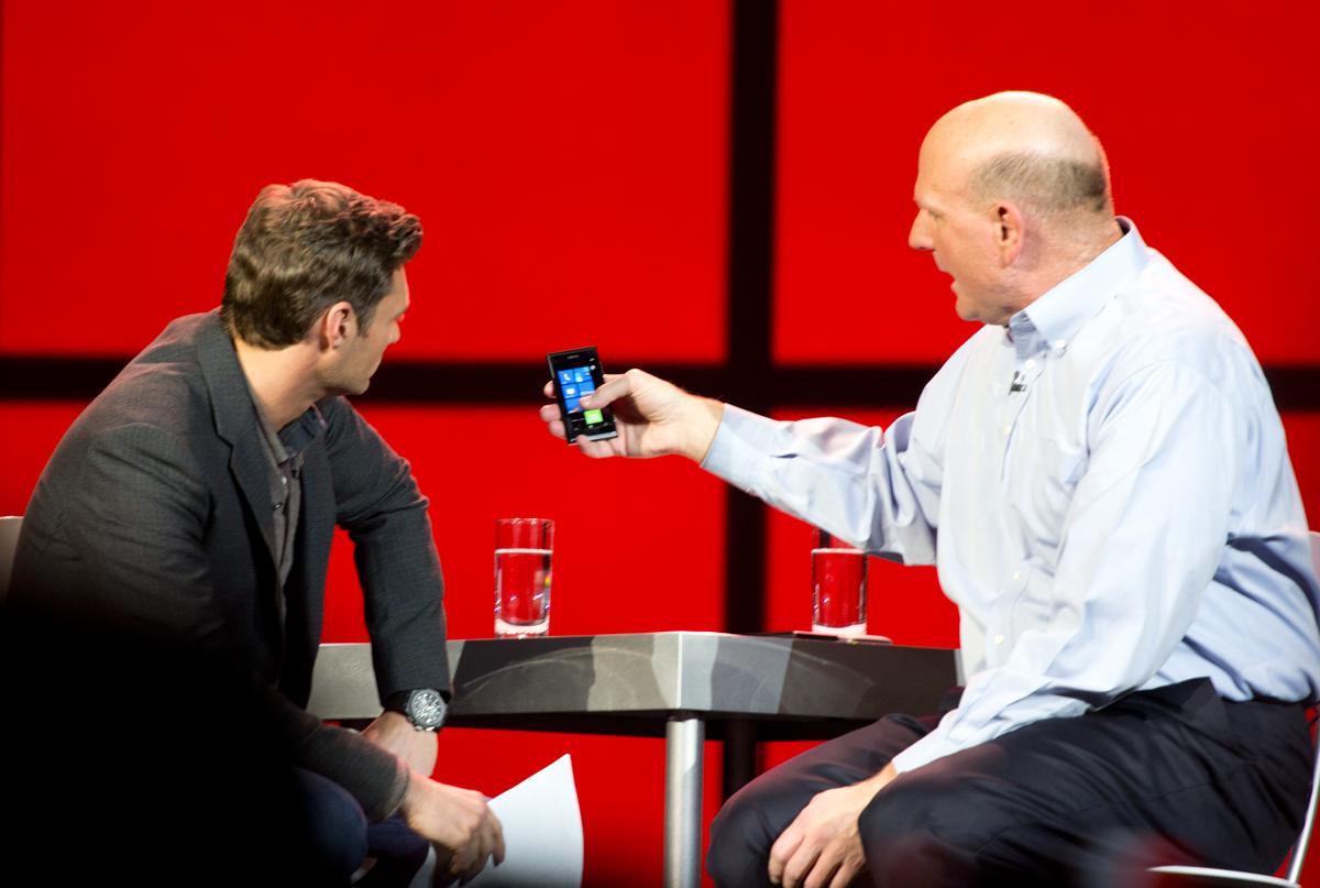 Steve Ballmer viser frem Windows Phone 7 på CES 2011.Foto: (Foto: Jørgen Elton Nilsen)