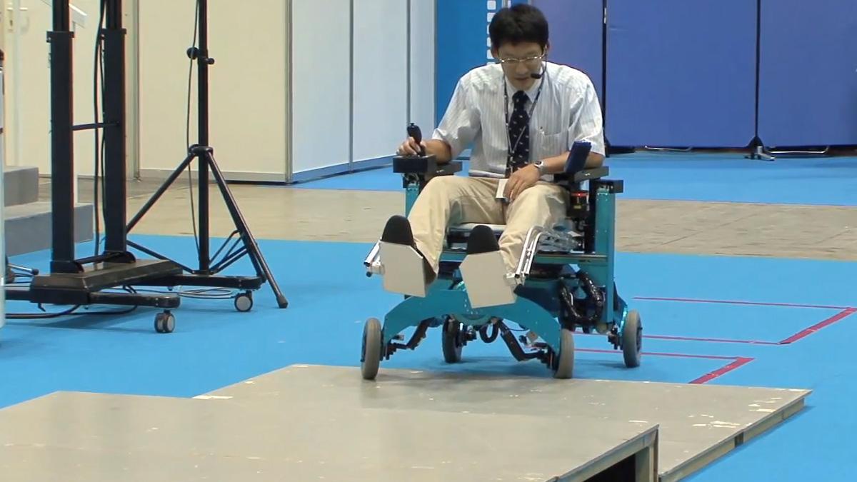 Robotikk har mange bruksområder. Her er for eksempel en smart rullestol som kan bestige høye flater.Foto: DigInfo TV