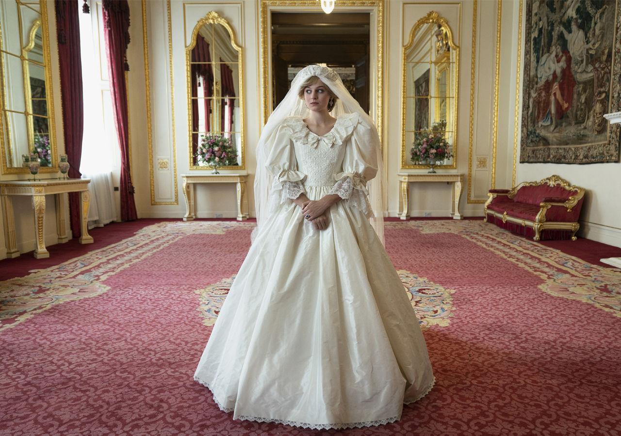 BRUDEKJOLEN: Prinsesse Diana giftet seg i selve definisjonen på en bløtkakekjole i 1981, og kjolen ble selvfølgelig gjenskapt til «The Crown». Foto: Netflix.