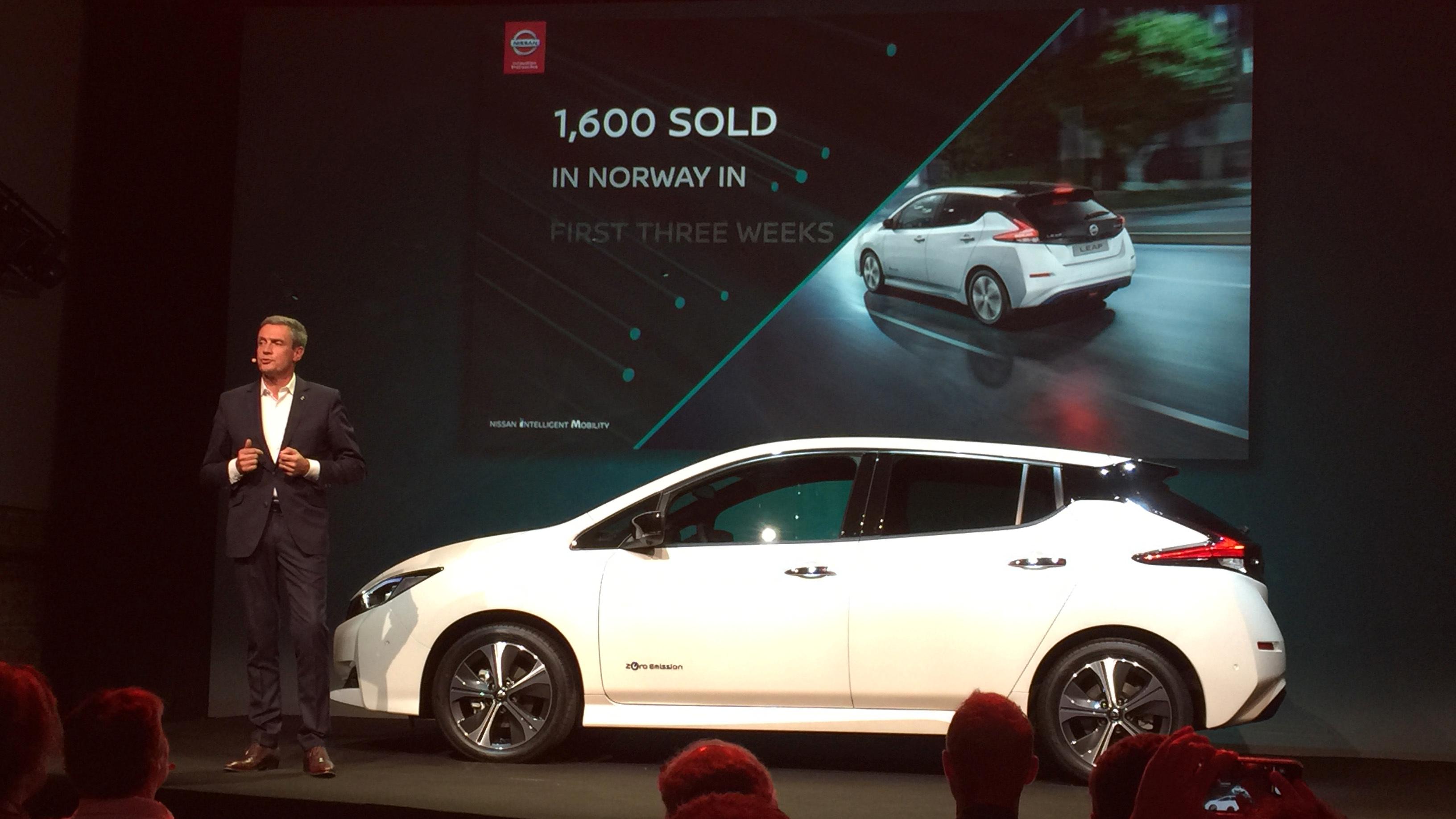 Nissan har signert kontrakt på ikke mindre enn 1600 biler i løpet av de tre ukene som har gått siden bilen ble annonsert. Her Nissans Europa-sjef Philippe Saillard.