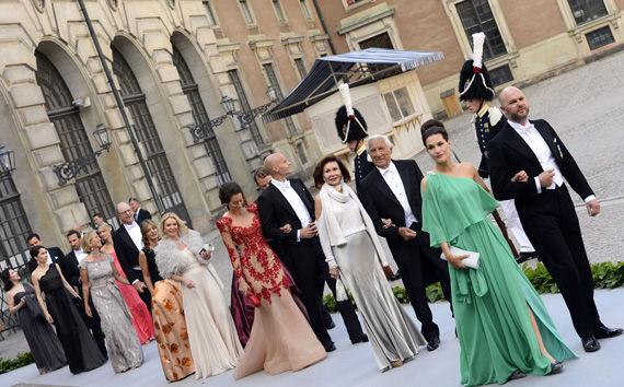 FLOTTE KJOLER: Gjestene gliterer i sine flotteste kreasjoner i Stockholm. Legg merke til den røde og beige Marchesa-kjolen, som allerede har blitt en stor hit i Hollywood! Foto: Scanpix