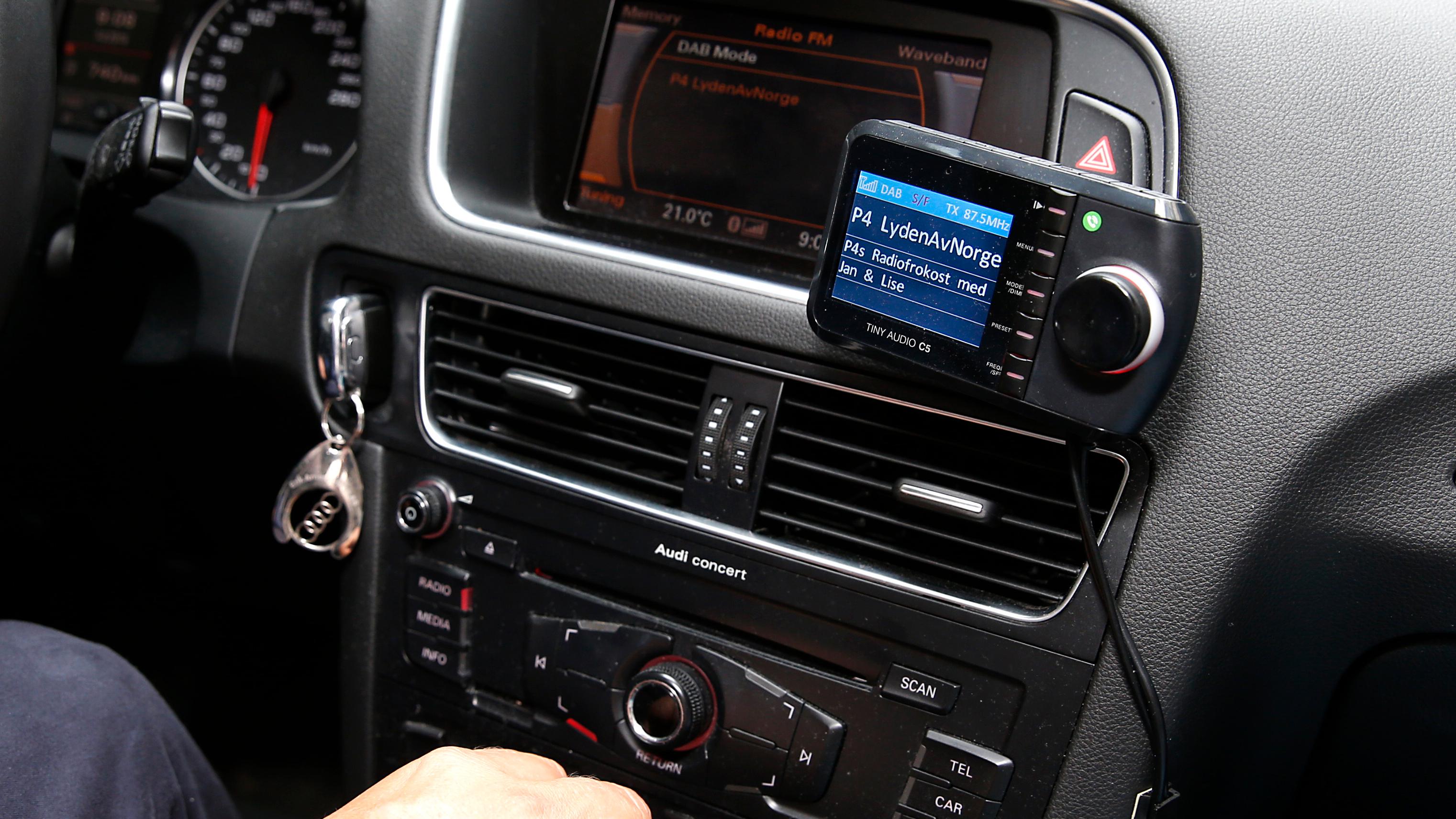 Bilde av DAB radio adapter til gamle FM radioer i bil.