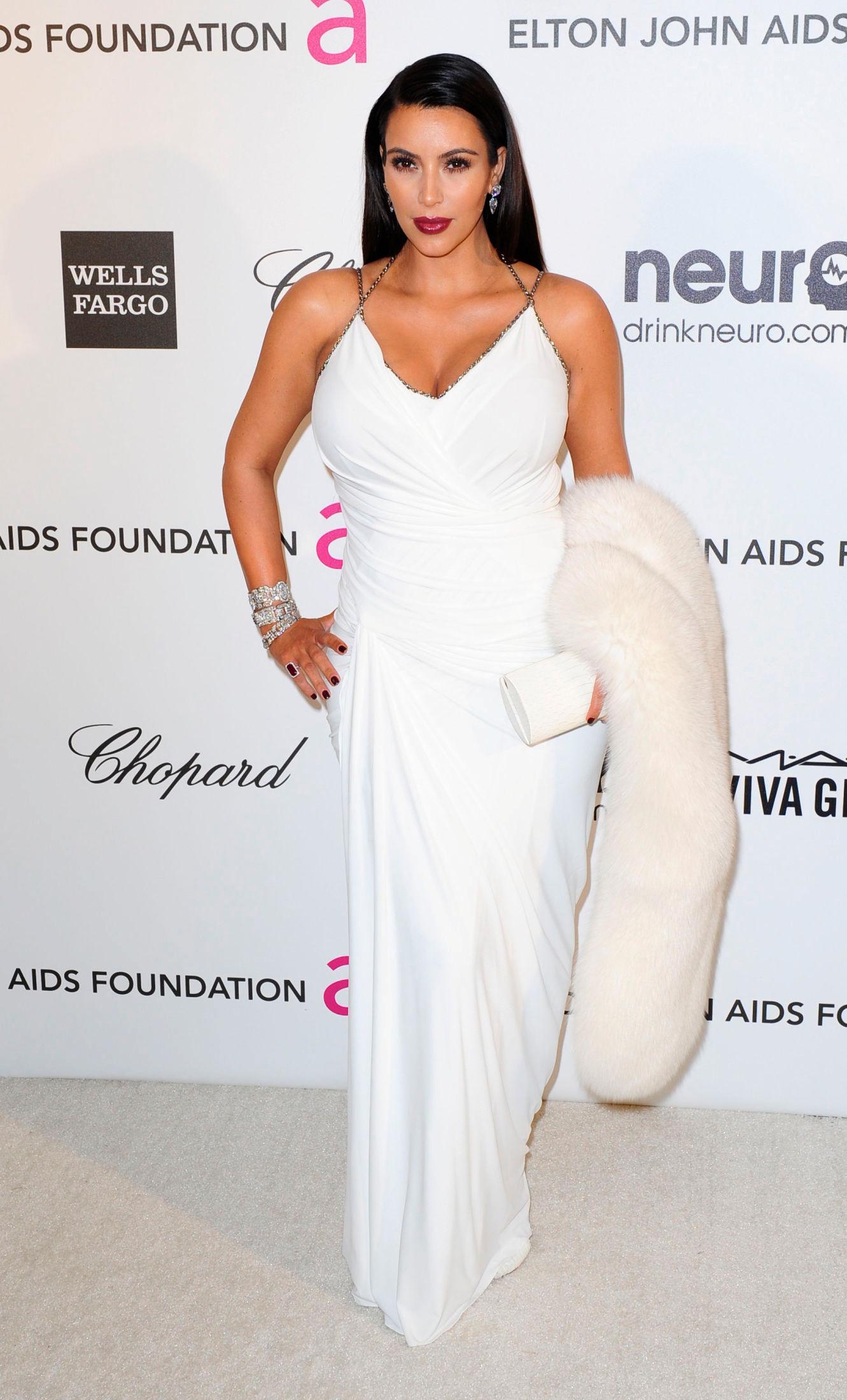 ALL WHITE: Kim Kardashian West kledd i hvitt i anledning Elton Johns Oscar fest i 2013. Foto: Gus Ruelas/Reuters