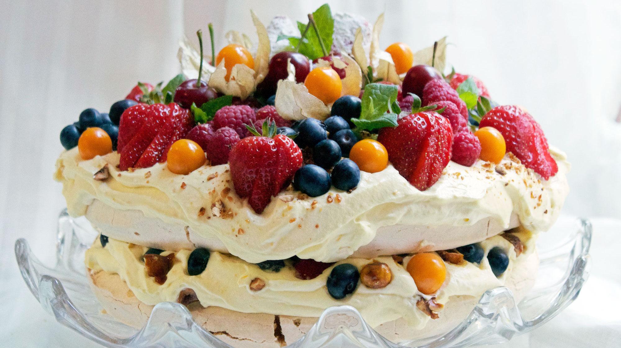 NORGES BESTE: Pavlova med knasende søte hasselnøtter, friske bær og en nydelig appelsinkrem er det som gjør Elins kake til Norges beste 17. mai-kake.