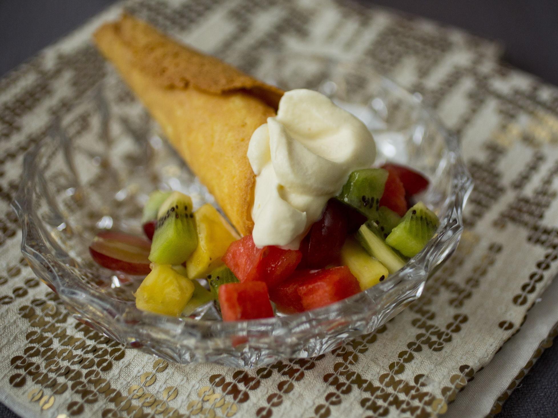 NYDELIG: Gjør fruktsalaten til en skikkelig dessert ved å servere den med saus, kjeks, eller kanskje kake. Foto: Sara Johannessen/VG