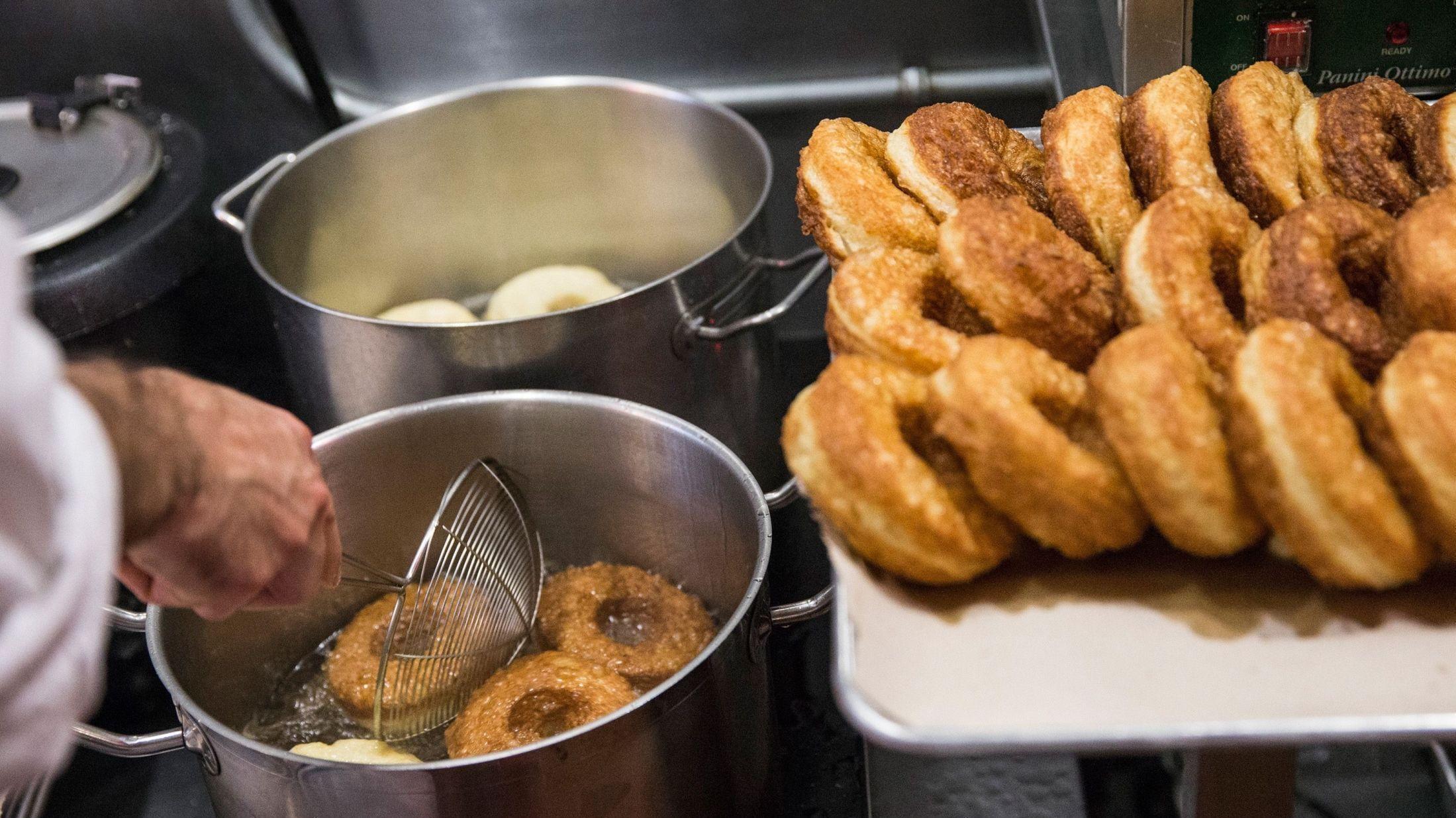 SLIK LAGES DE: Croissant-liknende deig frityrstekes som donuts. Hos Dominique Ansels bakeri lager ca. 250 stykker dagen, og som regel er de utsolgt innen 09.30-tiden. Foto: Scanpix