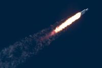 To av tre raketter landet trygt, mens den siste stupte i havet i 500 kilometer i timen.