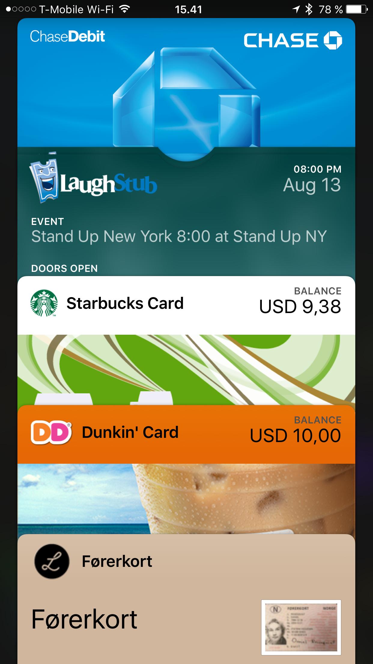 I iOS9 kan du åpne den nye lommeboka og velge mellom alle betalingskort eller aktuelle billetter. En veldig anvendelig snarvei rett fra låseskjermen. Foto: Daniel Rosenquist