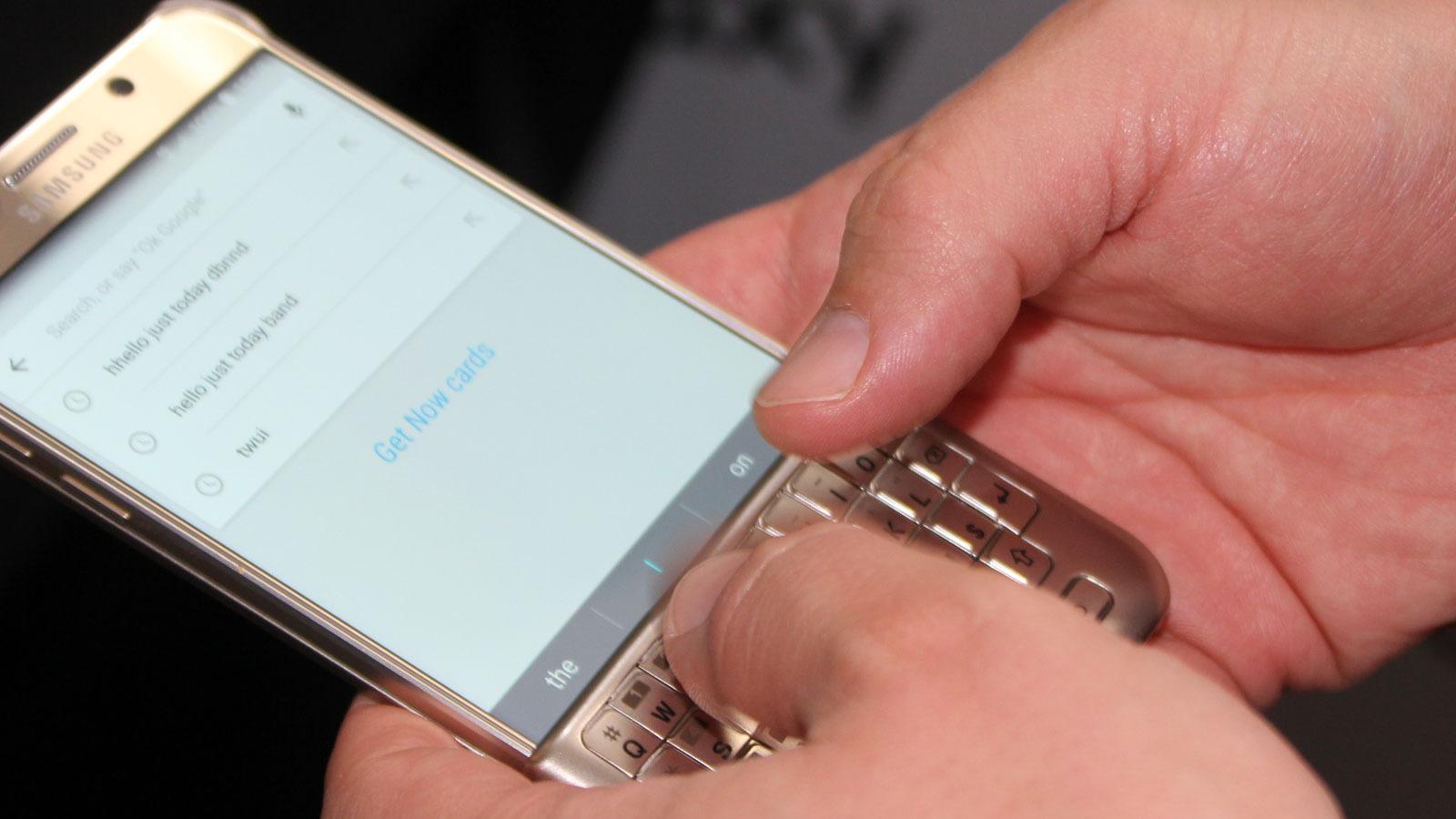 Samsung viste også et nytt qwerty-tastaturdeksel. Dekselet er lett å ta av eller på, og lar deg skrive på skjermen med fysiske taster. Flere bilder av tastaturet og annet tilbehør finner du under artikkelen. Foto: Espen Irwing Swang, Tek.no