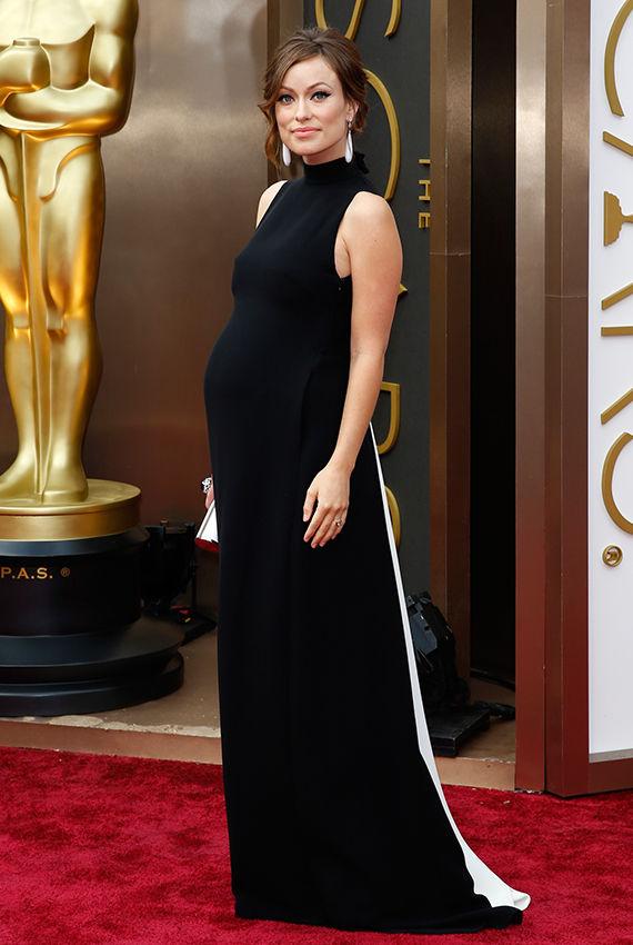 LEKKER: Gravide Olivia Wilde strålte på den røde Oscar-løperen iført en sort og hvit kreasjon fra Gucci. Foto: NTB Scanpix