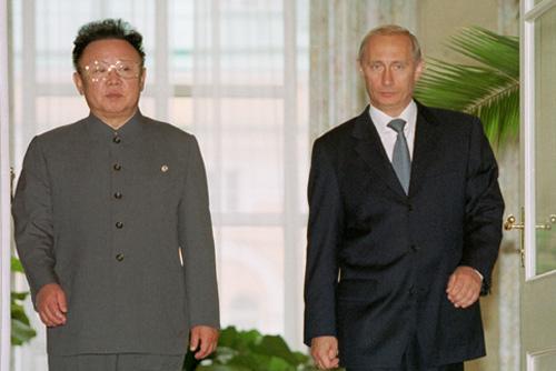 Kim Jong-il med den daværende russiske presidenten Vladimir Putin i 2001. Foto: www.kremlin.ru