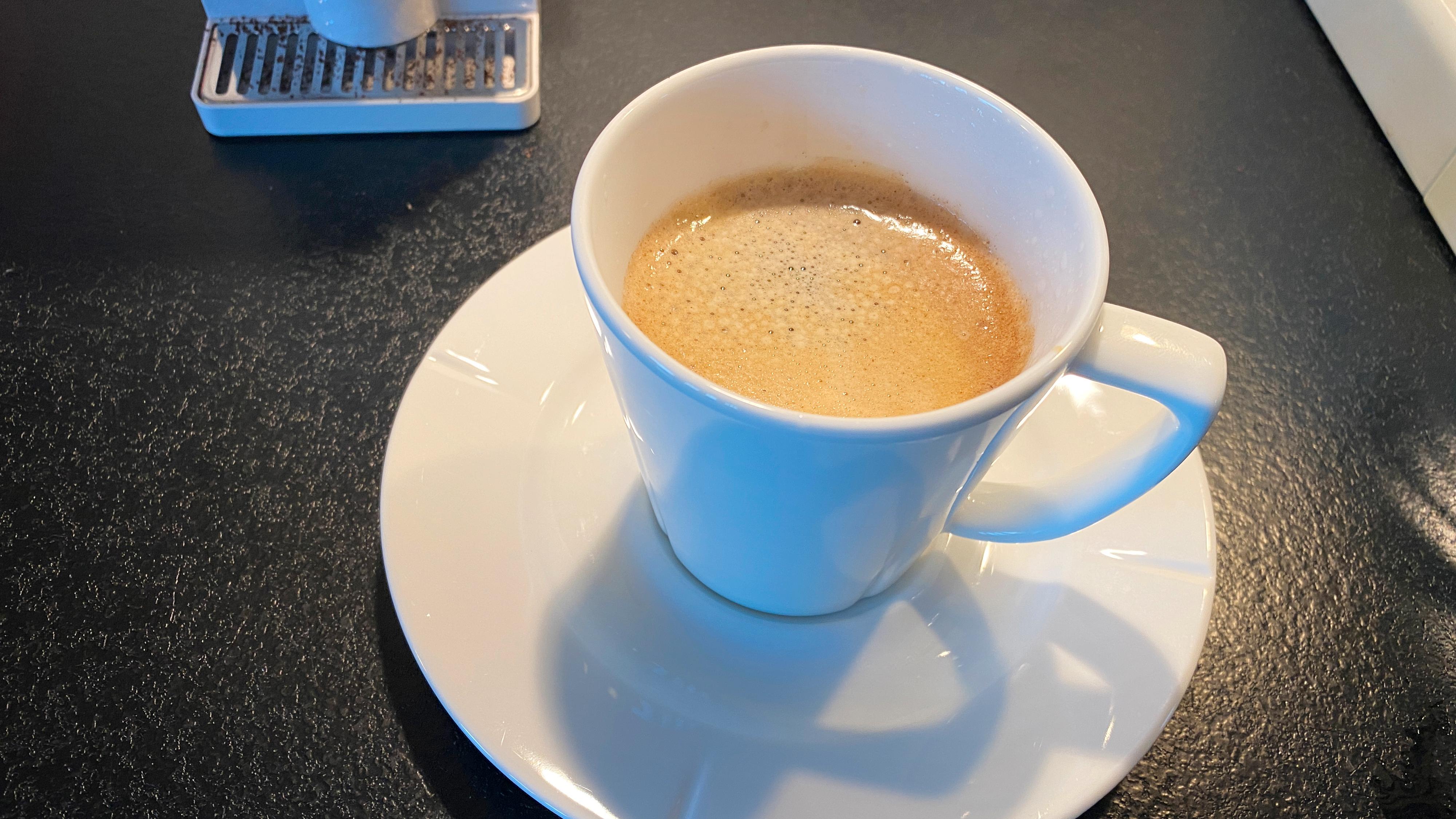 En kopp kaffe laget med kapslene fra Capsulier og vanlig filterkaffe fra Löfbergs. 