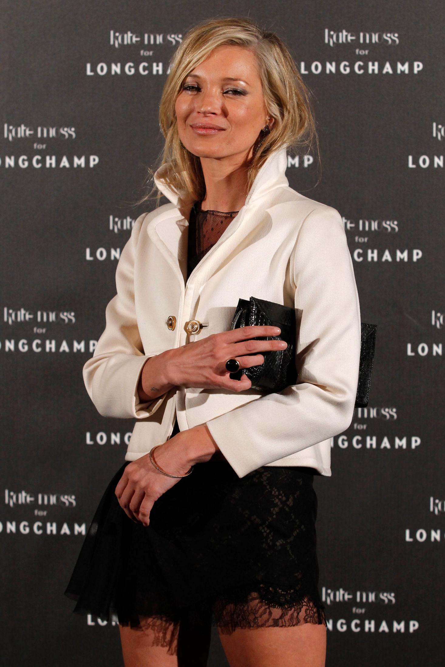 KORTE KJOLER: Kate Moss gikk ofte for korte kjoler, skjørt eller shorts. Her er hun på lansering av en vekse-kolleksjon hun har designet i samarbeid med Longchamp. Foto: Benoit Tessier, Reuters