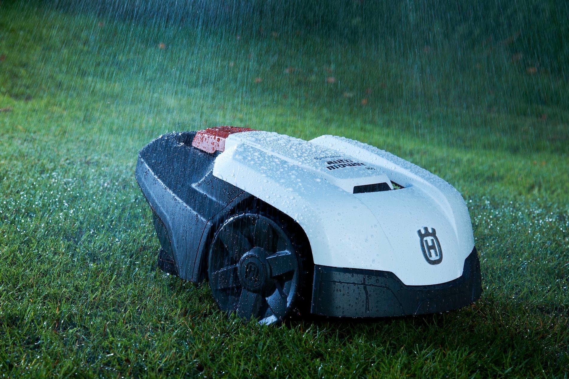 De fleste maskinene tåler et regnskyll, men liker oftest dårlig å bli spylet på undersiden.