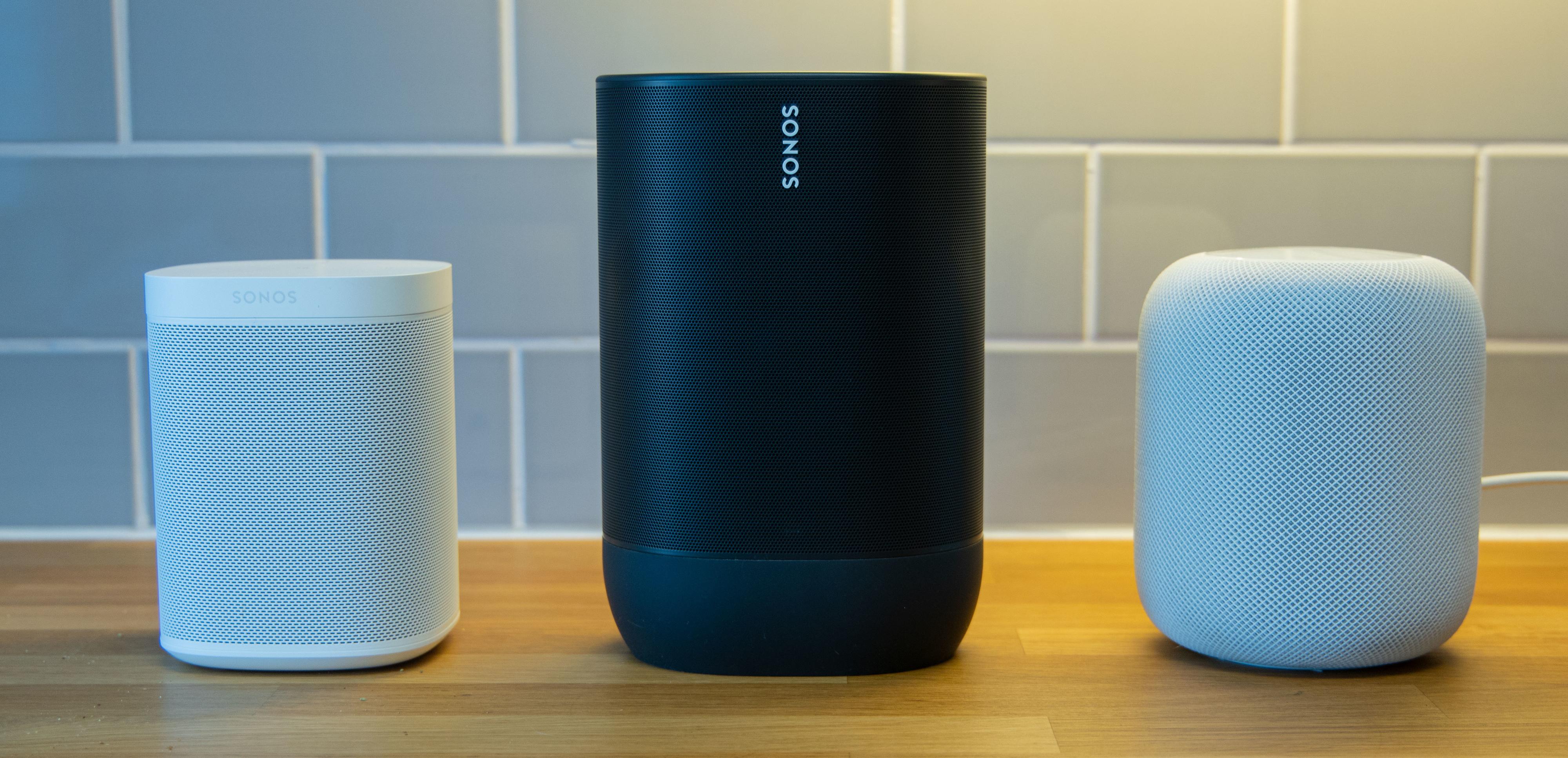 Sonos Move er mye større enn både Sonos One (venstre) og Apple HomePod (høyre)